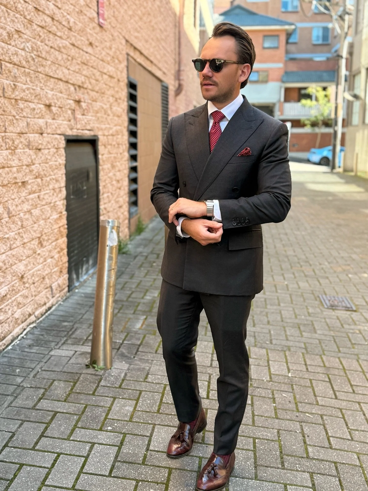 When the seasons sit in between.

Dark grey with a burgundy stripe by @dormeuil1842 tailored as a double breasted 2x6.
Light to medium weight, designed to carry across the year.

#TailorSydney #BespokeSuitSydney #DoubleBreastedSuit #MensStyleSydney #