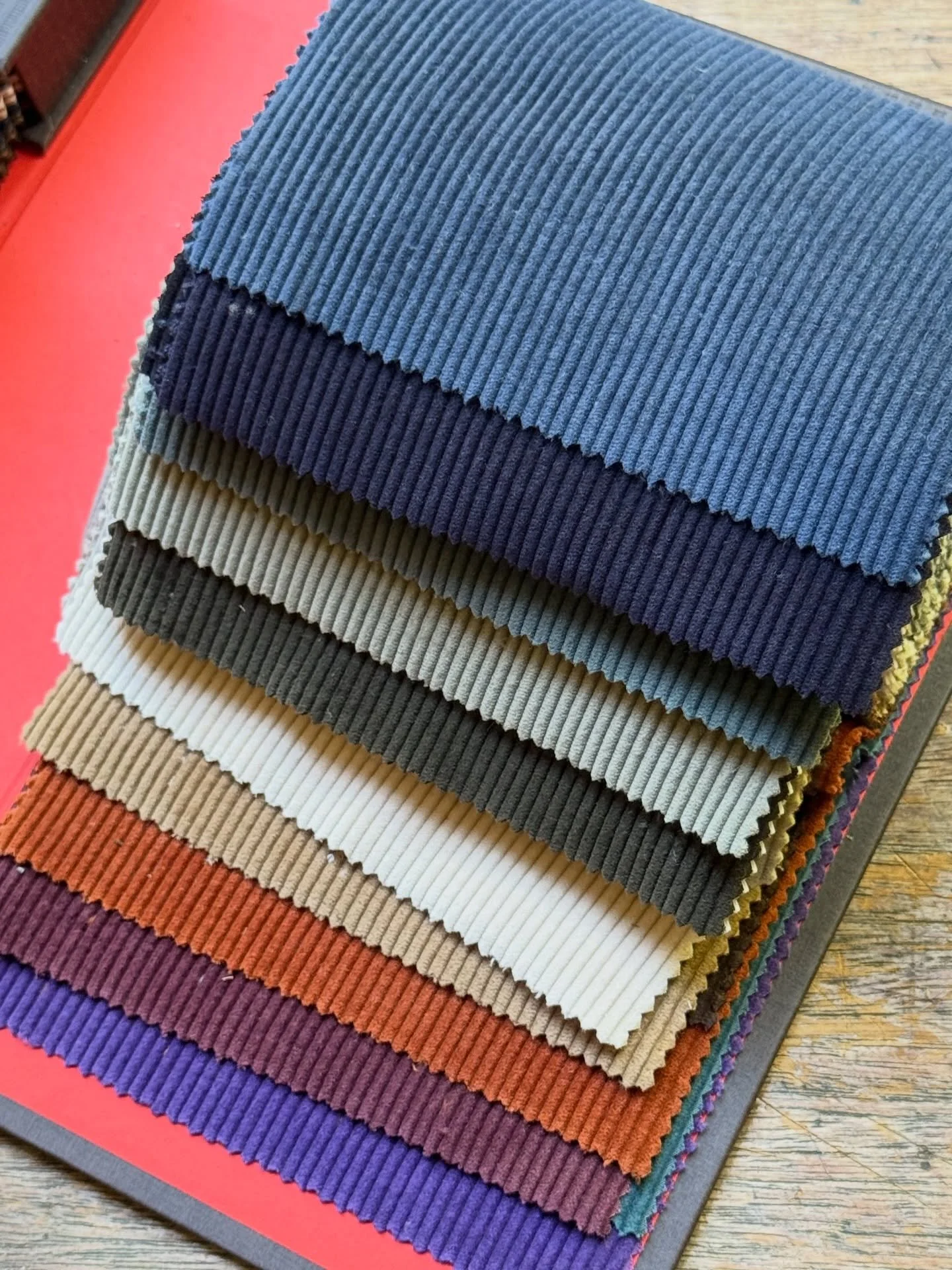 A winter favourite returns.
Drago Skyfall corduroy.

Previously cut as suiting, this cloth quickly became one of my favourites from last winter.
Rich in texture with beautiful depth of colour, it offers a more relaxed take on winter tailoring.

This 