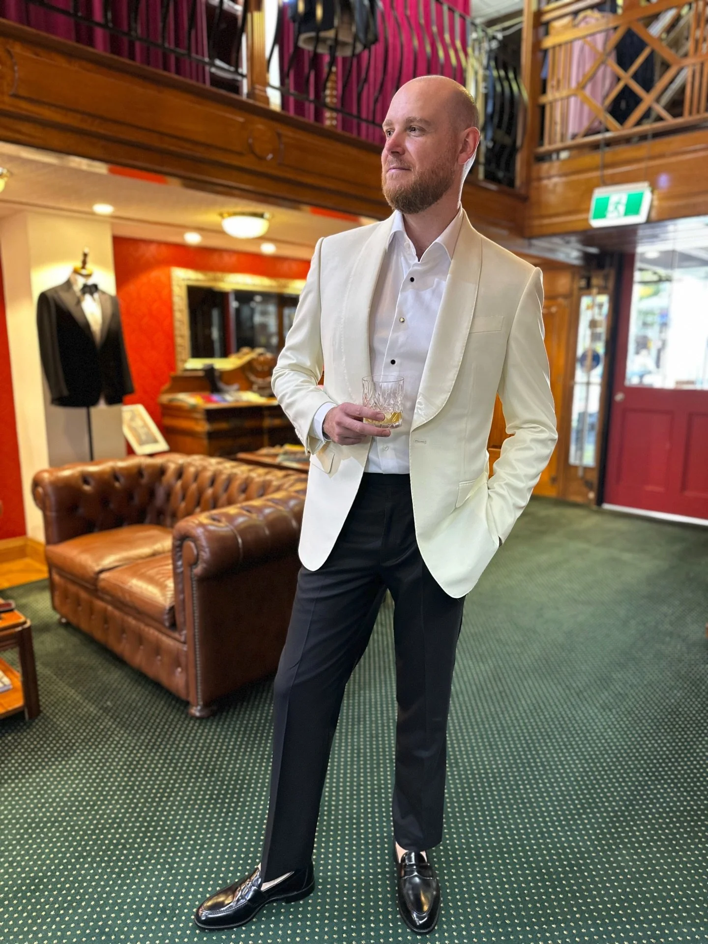 Final fitting for Dylan, finished with a whisky in hand.
Ivory dinner jacket, black trousers, cloth by @vitalebarberiscanonico1663 

#TailorSydney #BespokeGroom #WeddingSuit #BlackTie #ZinkAndSons
