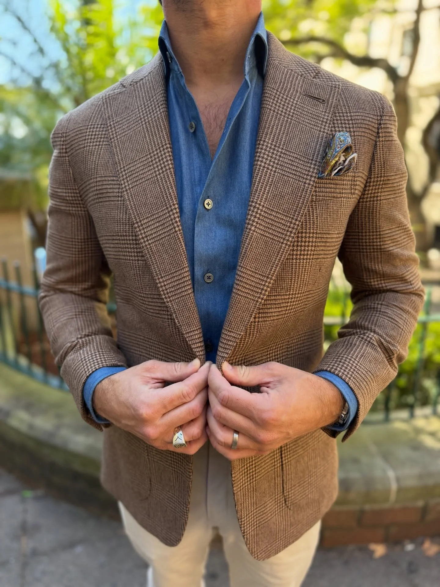 Pure cashmere Glen check by Huddersfield Fine Worsteds.

Balanced in texture, cut with precision, designed for the cooler months.

Sunglasses by TBD Milano

#TailorSydney #BespokeSydney #BespokeJacket #MensTailoring #ZinkAndSons