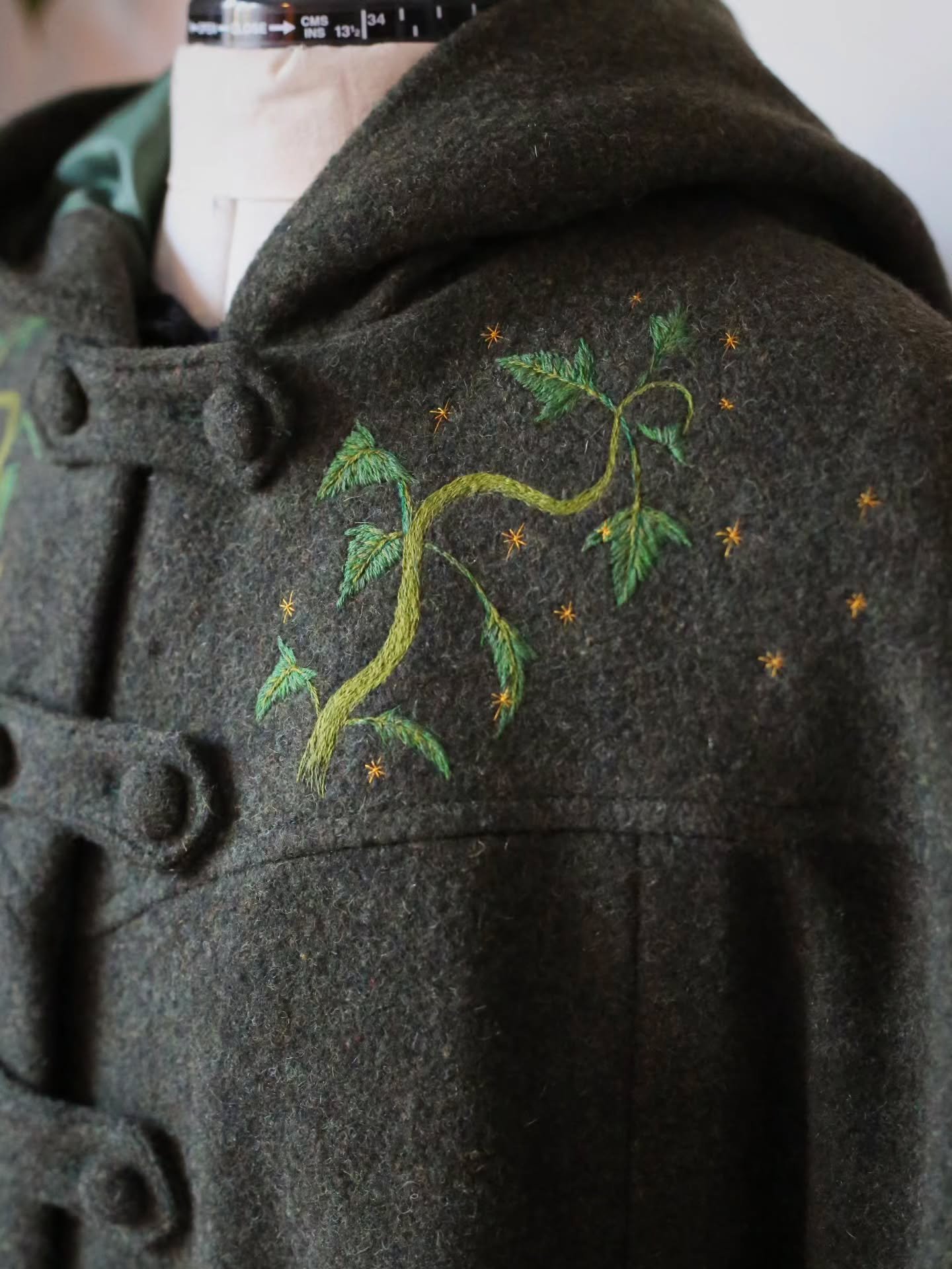 Elfroot wool cape! 🌱✨️

This adorable cape is made out of wool. It has welt pockets, cute buttons, and a big hood.

If you would like to make this cape too, the patterns will be soon available at my shop! 🌱✨️🪡
.
.
.
#cottagecore #cape #embroidery 