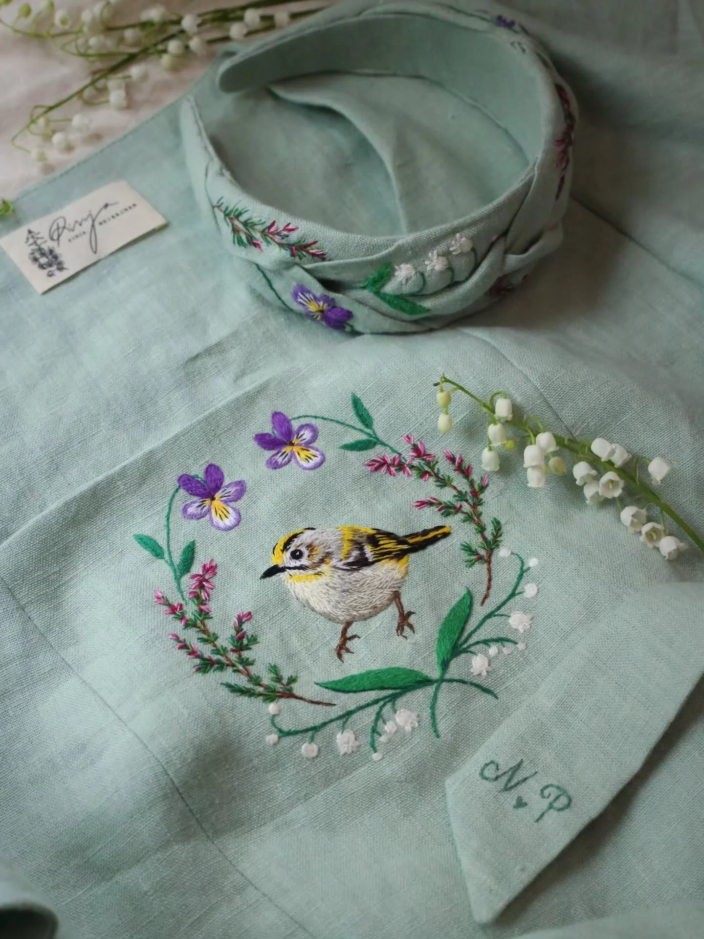 I almost forgot to post these close-up pictures of this minttu green linen wedding dress I made earlier this year.
The embroidery has the brides favorite bird and flowers. I also added their initials on the waist ribbond 🩷🐦🌿🌸
.
.
.

#suomi #sewin