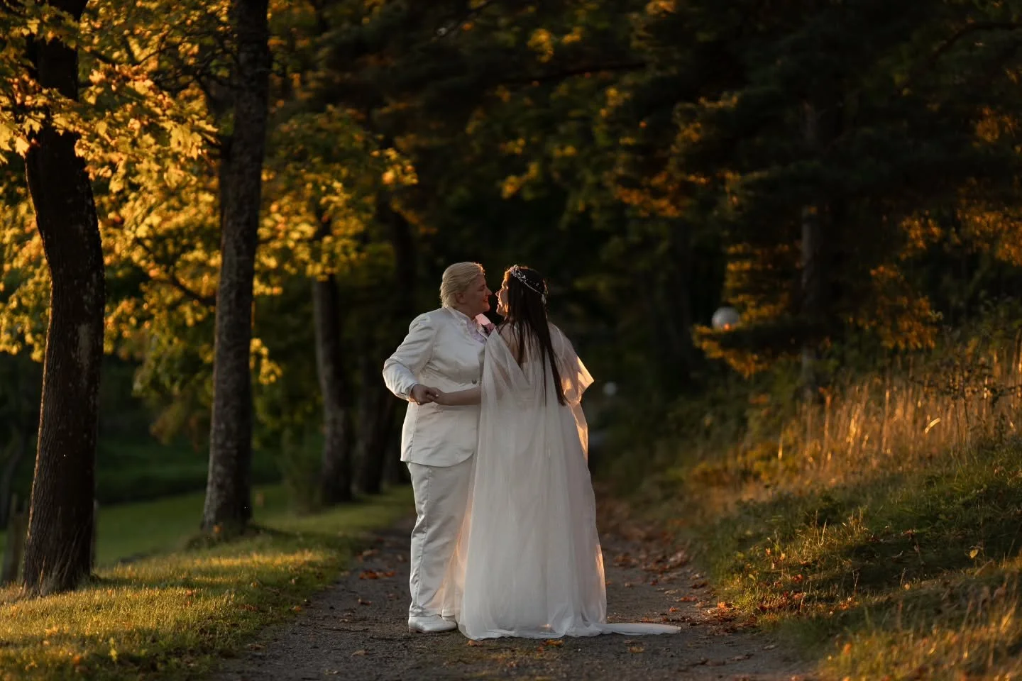 What a blessing it was to get to work with these two adorable women 🥹🩷🪡
.
.
Photos @sonjasphoto and @tinksuwessman
.
.
#weddingdress #vaatesuunnittelija #designer #handmade #finland