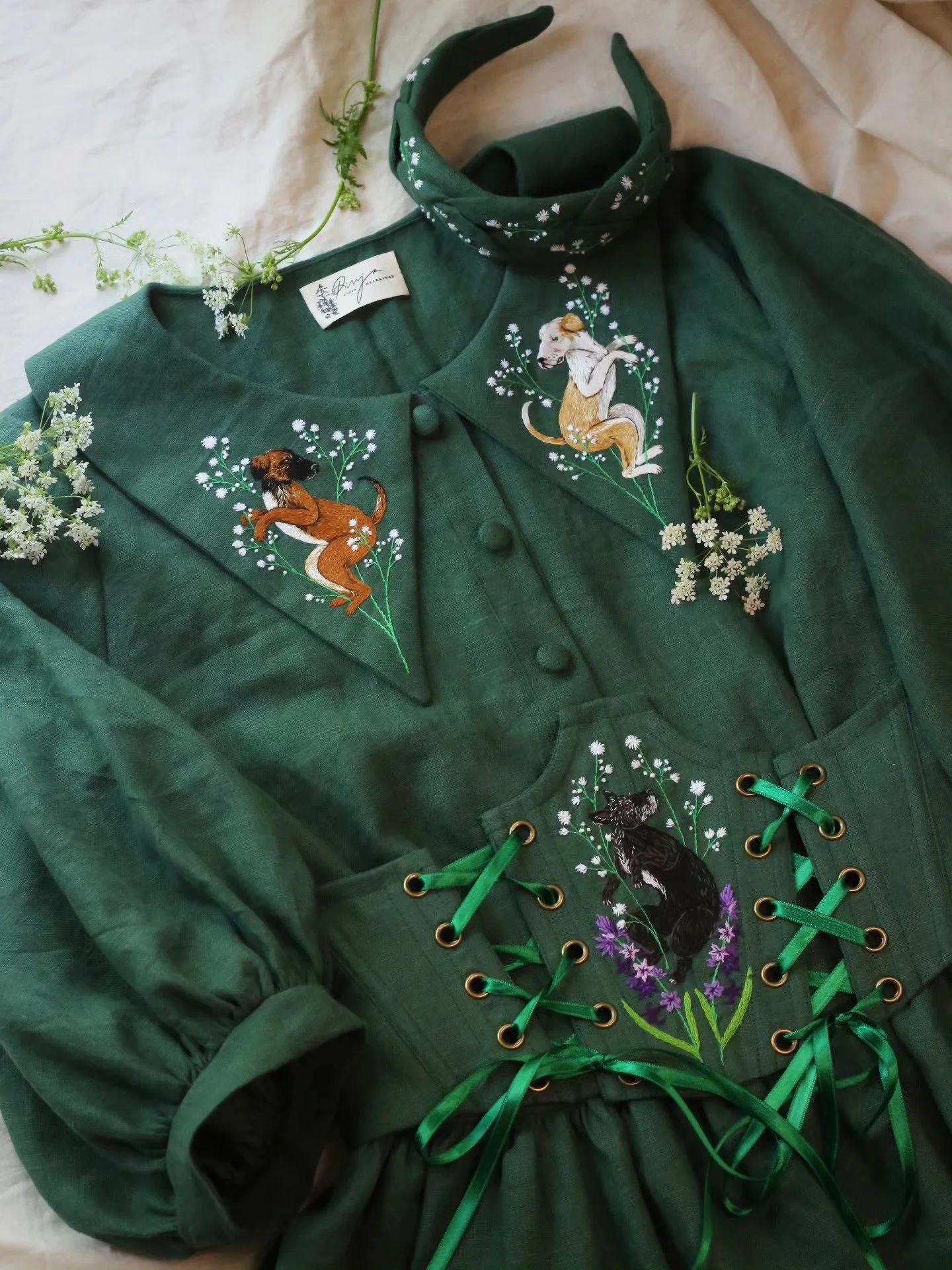 Close up details of this custom pet portrait dress and corset 🪡🩷

For this dress, the customer wanted all of her 3 dogs. Luke, the black dog with powder face, is waiting on the other side of the rainbow bride. 🌈 
I wanted to make a small detail wi