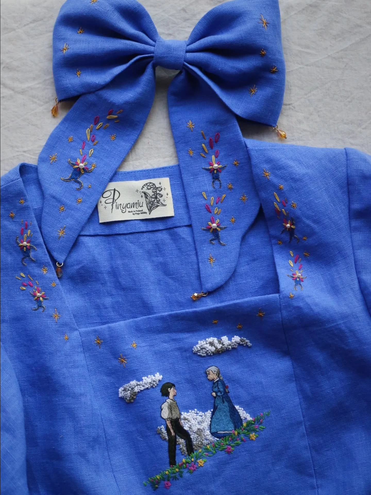 Dreamy Howl dress with a matching hairbow 🌿🌸🌟 

One of my dreams is to move away from the city and own a house surrounded by flowers like in this scene in the Howl's moving castle.
Maybe on day! 🌸🌼🌱
.
.
.
#embroidery #howlsmovingcastle #slowfas