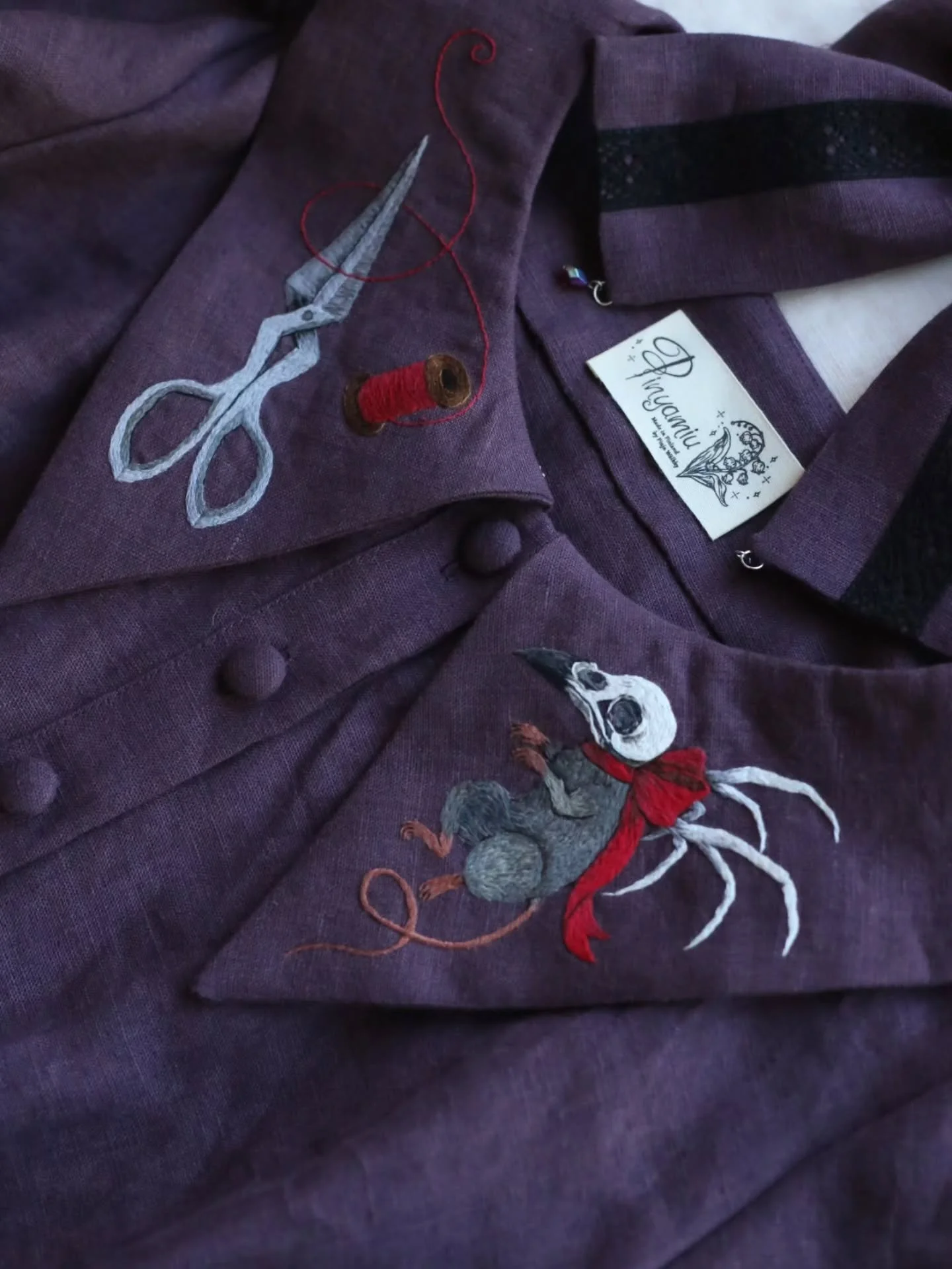 The perfect fabrics color for this D&amp;D embroidery dress! 🪡🐁

Swipe to see my cute customer! 💜
.
.
.
#slowfashion #embroidery #designer #sewing #dandd