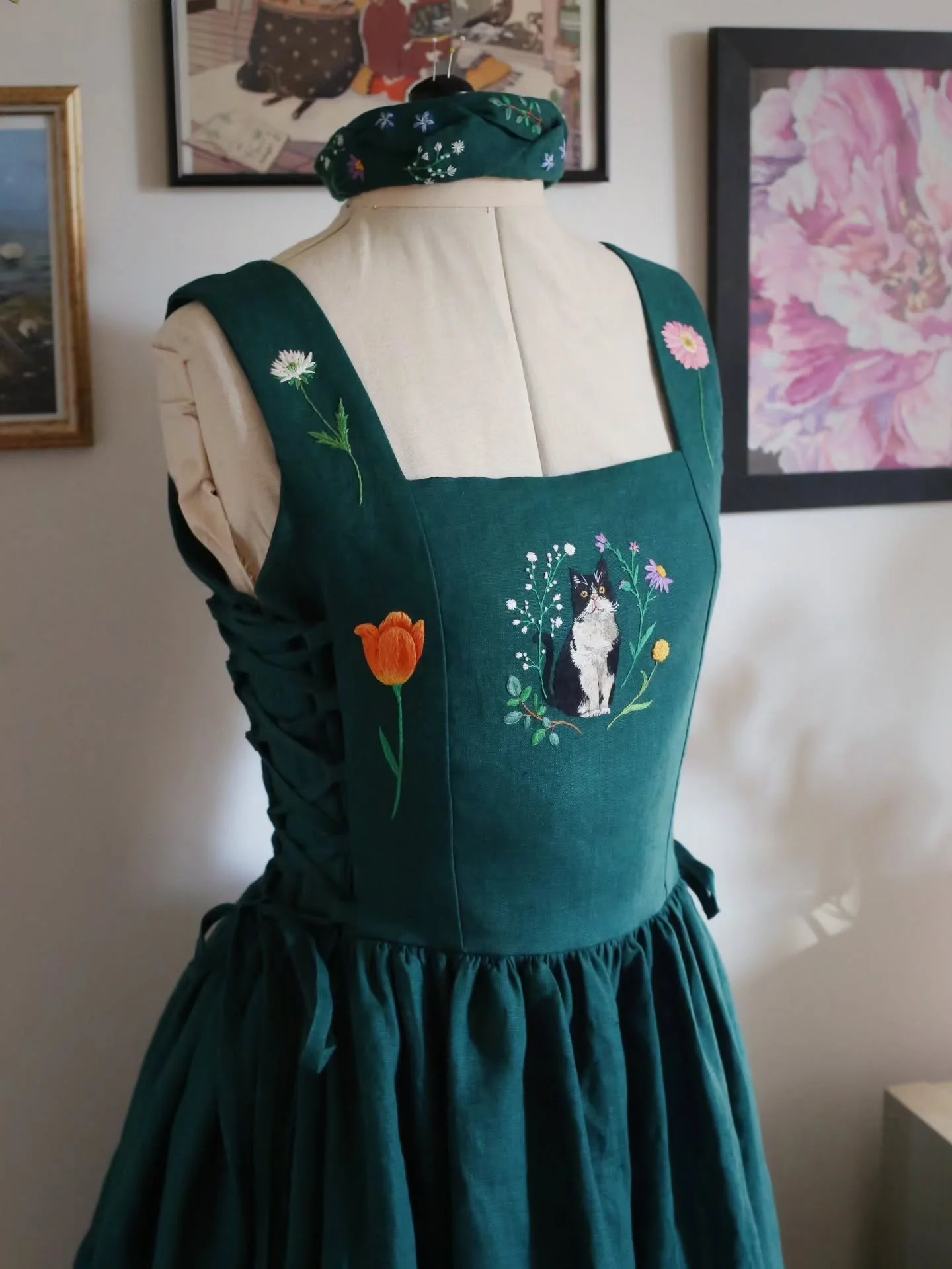Memorial dress for beloved Panko💜🪡

All the flowers in this dress are the same flowers that were used in Panko's burial. I wanted this dress to be beautiful memory of a family member.

I received many adorable photos of Panko and did my very best t