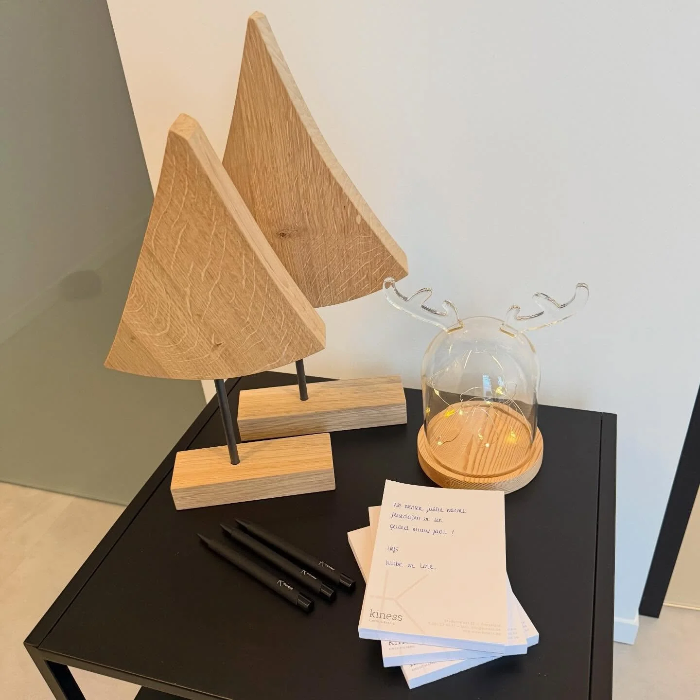 Met dit nieuwjaarscadeau wensen we iedereen warme feestdagen en een gezond nieuw jaar. Ideaal om goede voornemens en kleine overwinningen neer te schrijven 📝

Kerstige groetjes 🎄☃️
Wiebe en Lore

Ter info: tijdens de kerst- en nieuwjaarsperiode bli