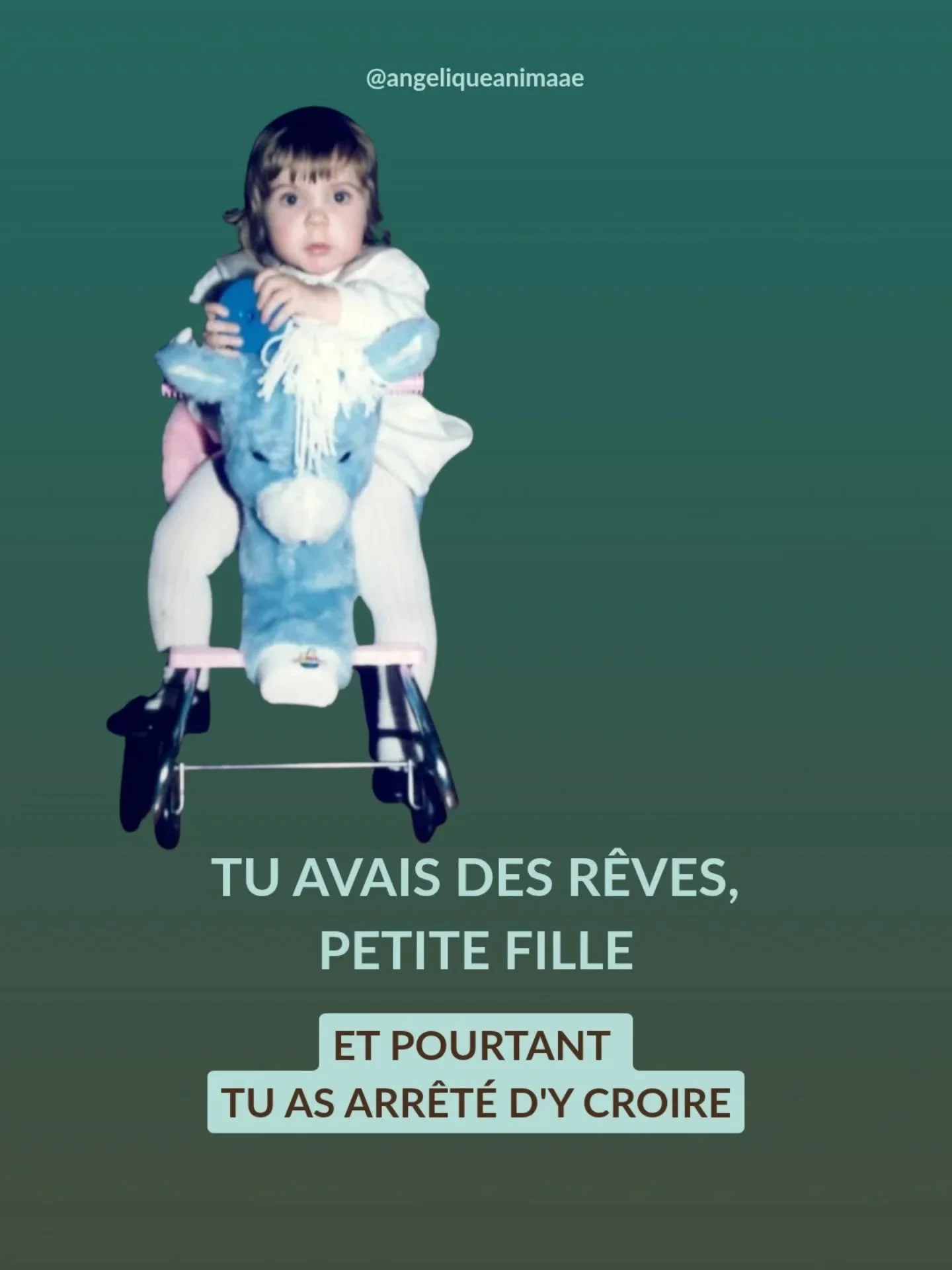 Cette photo, c'est moi.

D&eacute;j&agrave; sur un cheval, m&ecirc;me si c'&eacute;tait un cheval bleu et pas vraiment Princesse Uri. 😅

Et quand je regarde cette petite fille, je me dis qu'elle savait d&eacute;j&agrave; tout. Elle savait ce qui la 