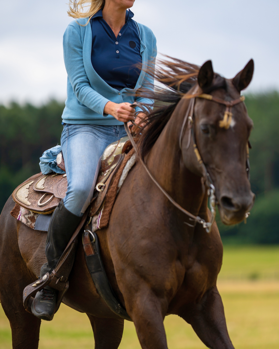 Une femme sur son cheval qui est une "bonne maman" pour son cheval mais qui s'oublie
