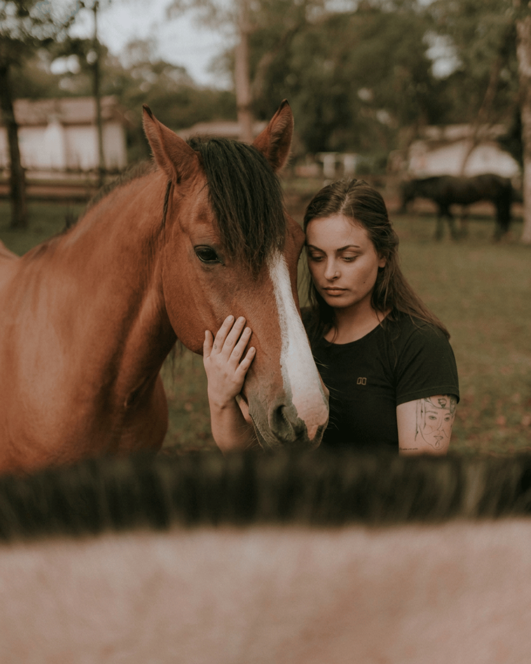 Femme présente physiquement mais déconnectée émotionnellement de son cheval