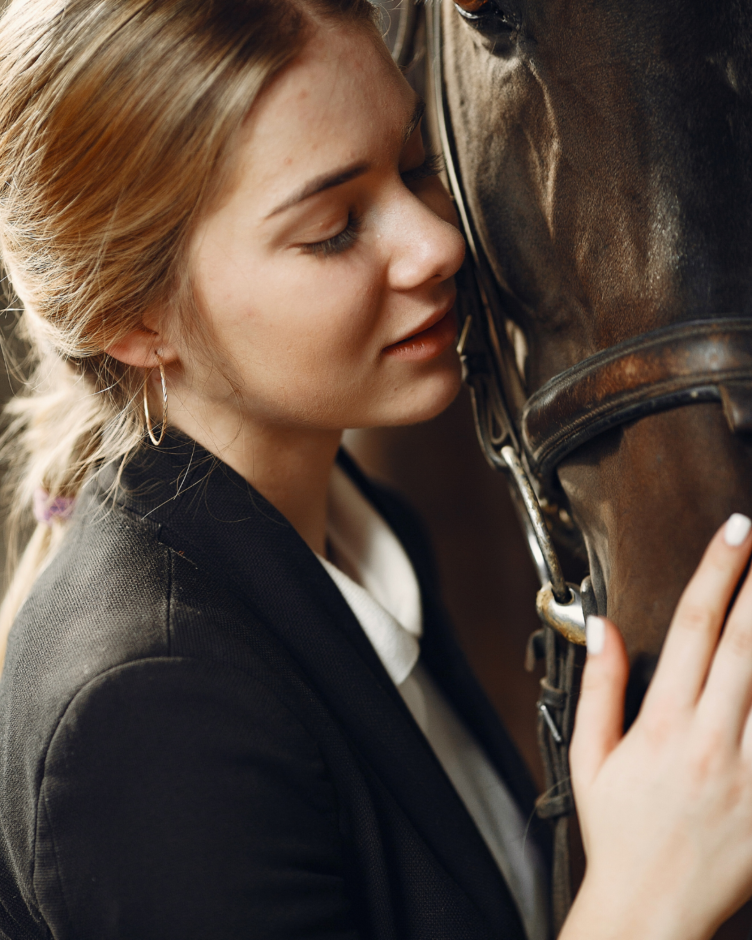 Une femme classe et élégante de type métal avec son cheval