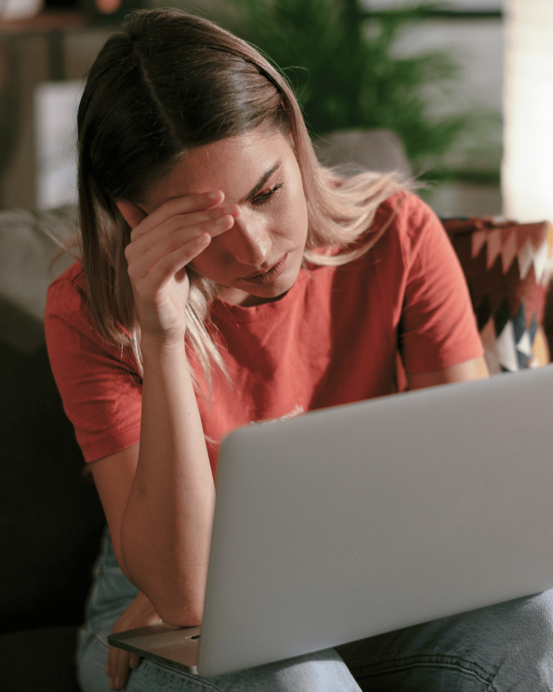 Femme qui doute d'elle et se compare aux autres, en manque de confiance en soi