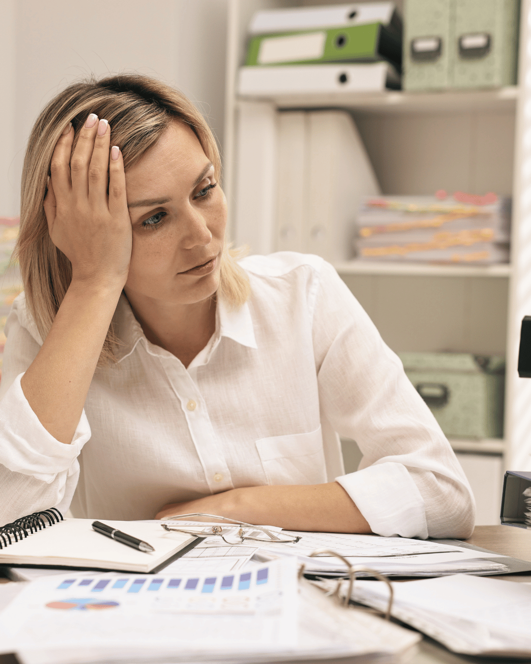 Femme épuisée qui force une vie qui ne lui ressemble plus