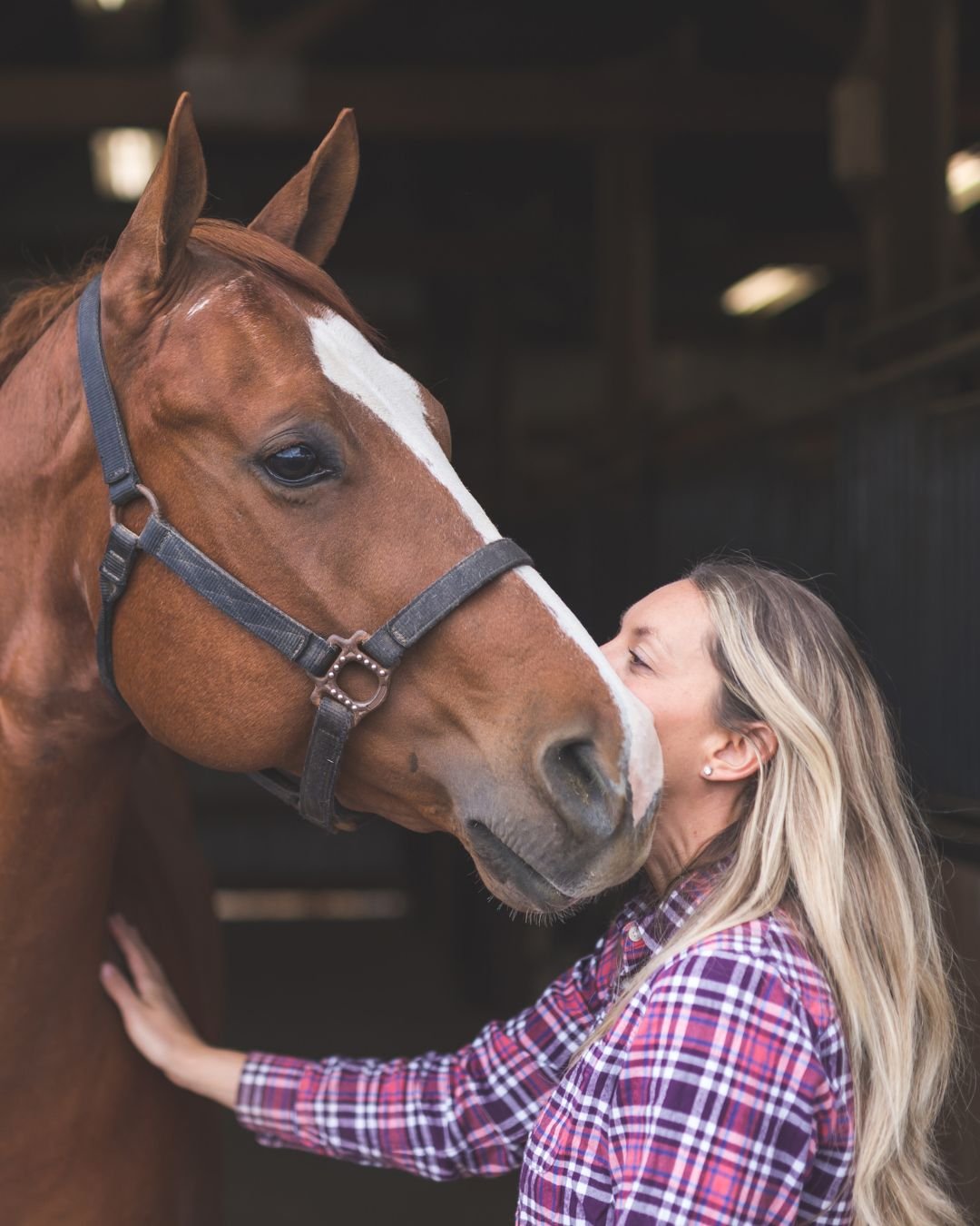 Une femme et son cheval qui communique mieux grâce à la lithothérapie