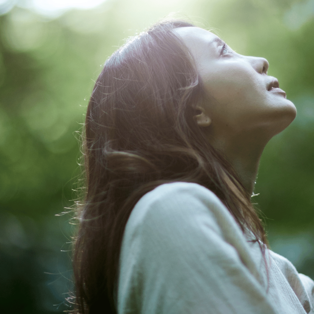 Femme épanouie dans sa vie, curieuse d'aller plus loin dans la connaissance d'elle-même