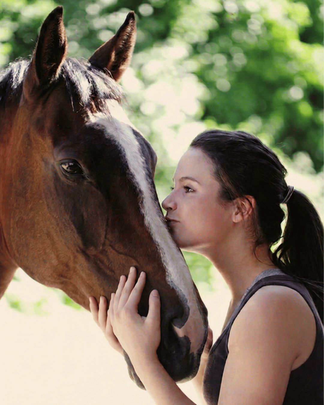 Femme qui arrête de culpabiliser dans sa relation avec son cheval