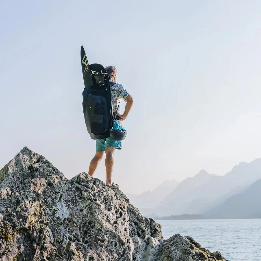 Ensis Backpack Pumpfoil Rucksack mit Mensch Rückansicht mit Verstaumöglichkeiten.jpg