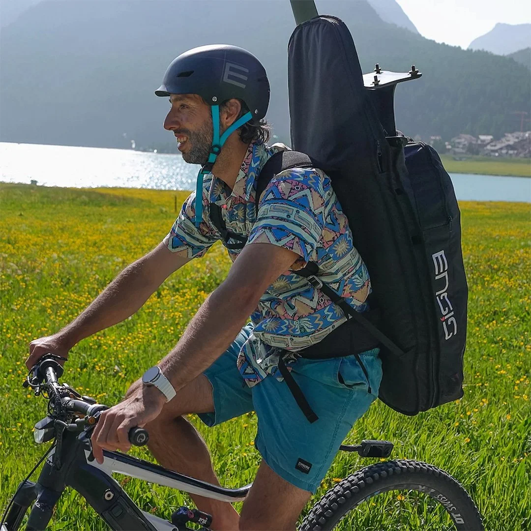 Ensis Backpack Pumpfoil Rucsack auf Rücken mit am Fahrrad.jpg