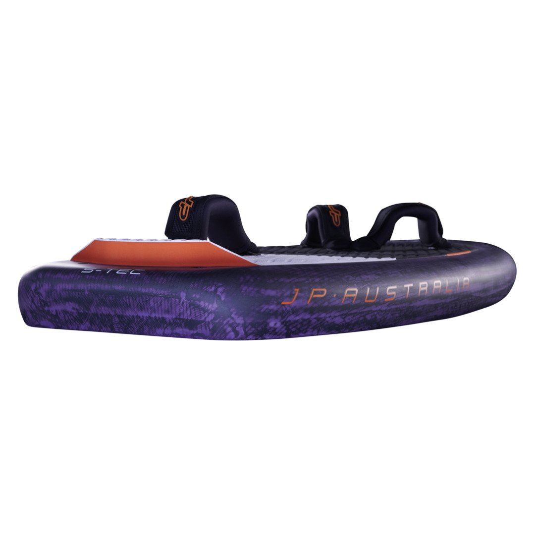JP Australia F-Winger S-TEC Wingfoil Board – Seitenansicht Rail mit JP Australia Schriftzug