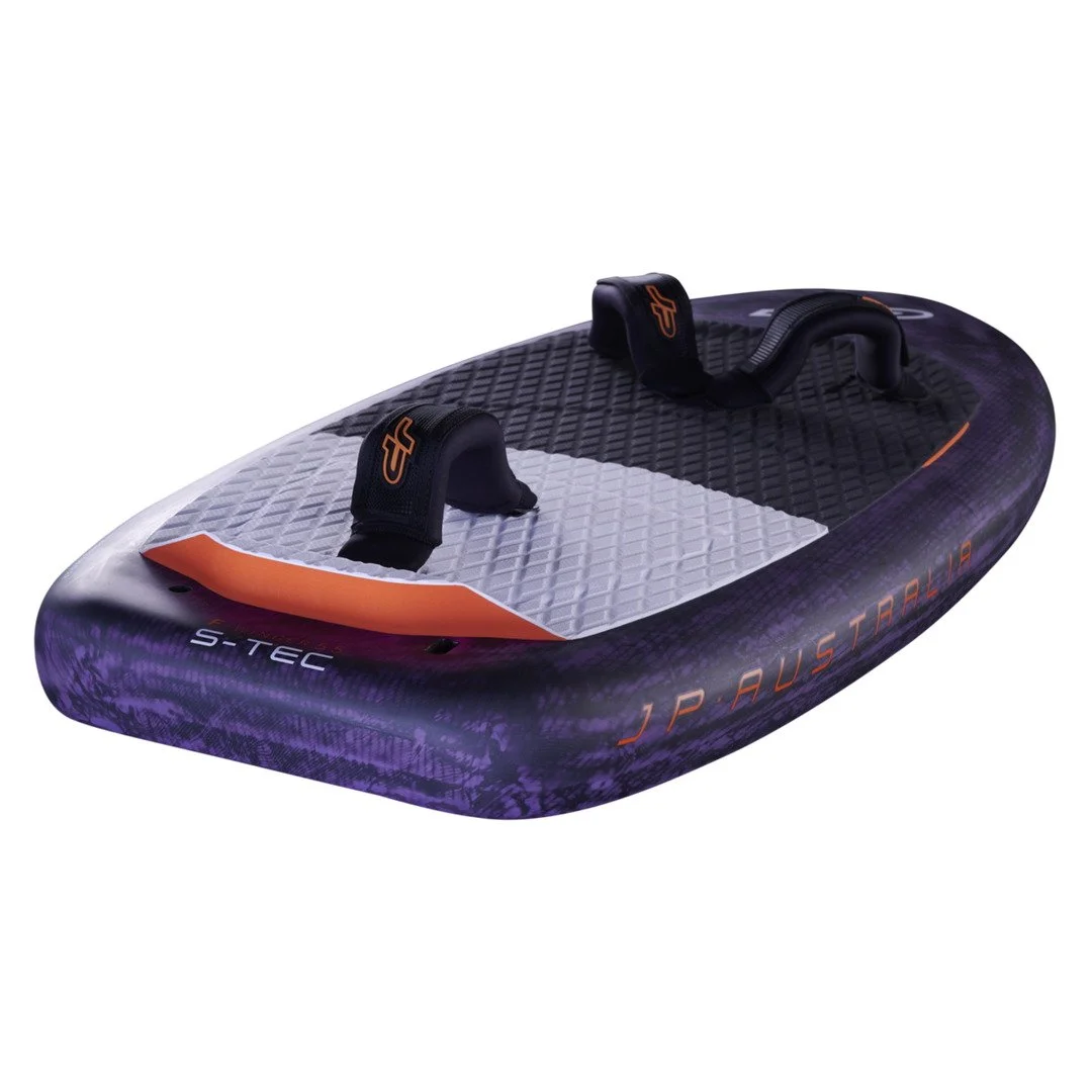 JP Australia F-Winger S-TEC Wingfoil Board – schräge Draufsicht mit drei Footstraps