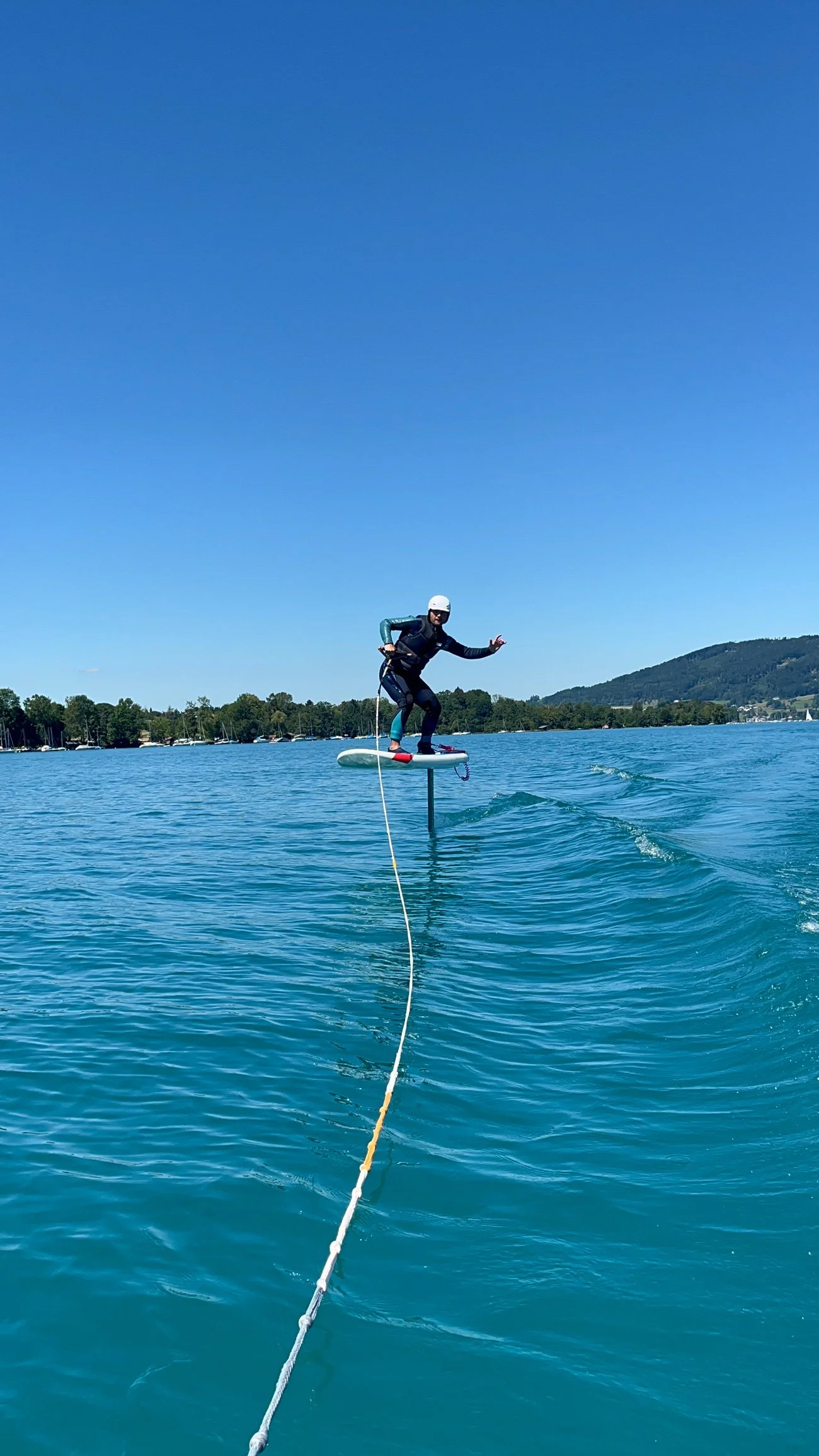 Foiling hinter dem Boot