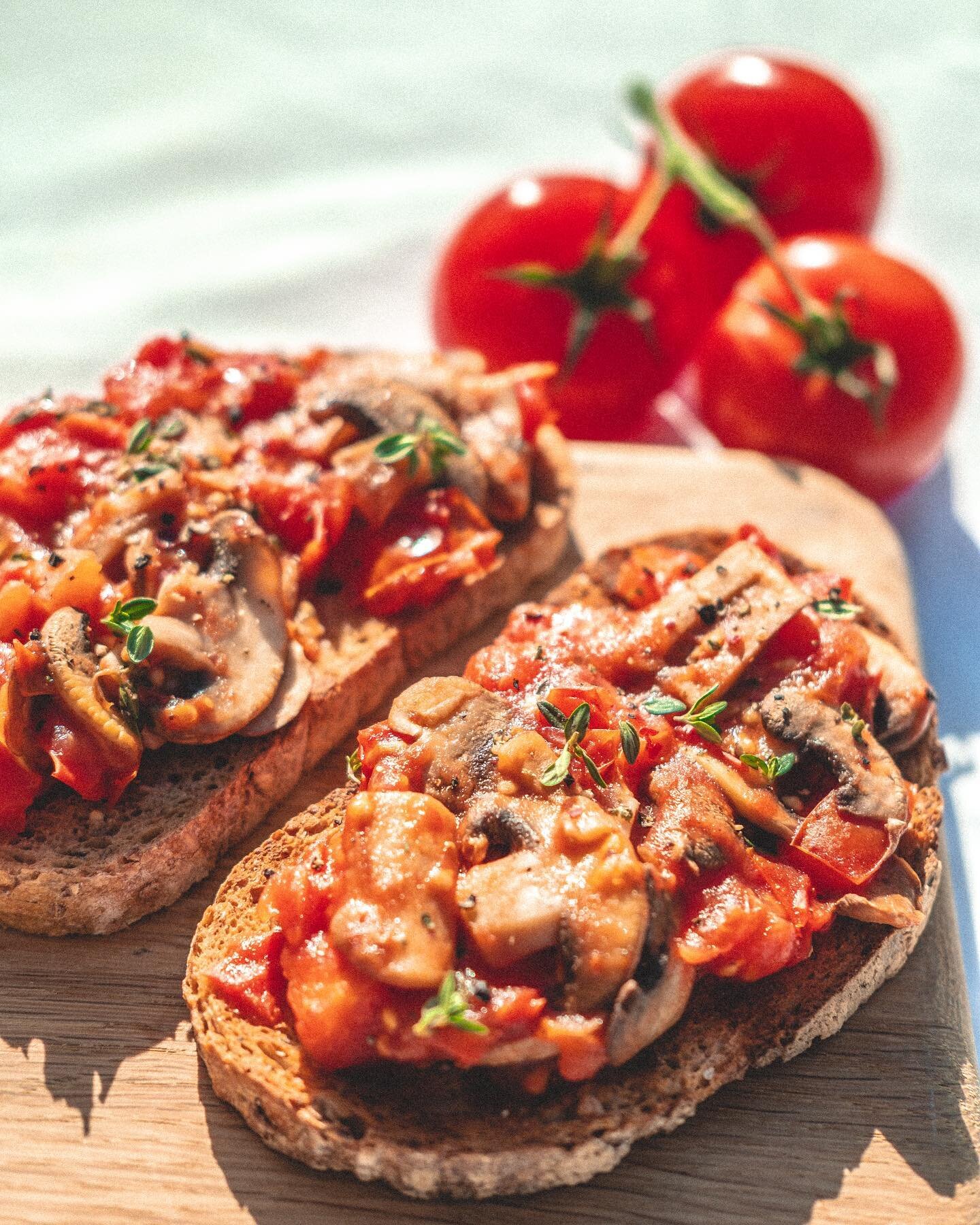You really can't beat British tomatoes and mushrooms on toast. This recipe by @missasnate is quick and easy to make and the perfect Sunday brunch option #tomsontoast #BTF21 

British Tomatoes and Mushrooms on Toast
 
Preparation time: 5 minutes
Cooki