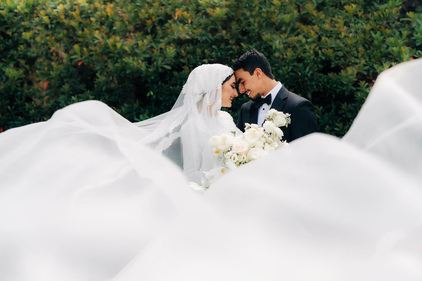 Congratulations to Lith and Raian and thank you to the wind for this most epic veil pic 🌬🤍 

So many beautiful moments captured at their amazing wedding, but this one was definitely a favorite!  @shotbyraian 

. #orlandoweddings #weddingphotographe