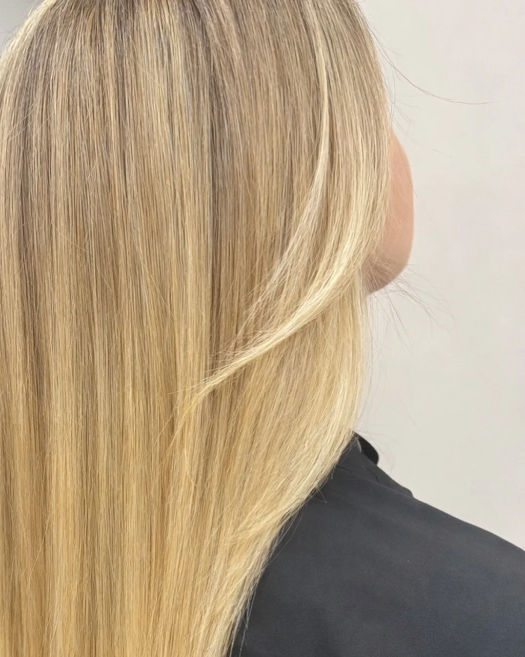 Blonde, done the healthy way 🤍 
Artist: @jrobleshair
