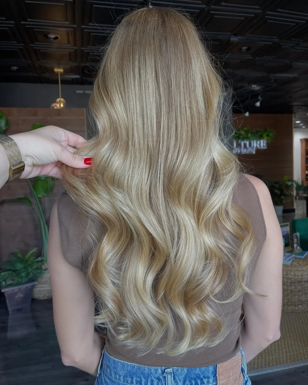 Blonde and Beautiful 💛 
Artist: @@mollyalycecasso