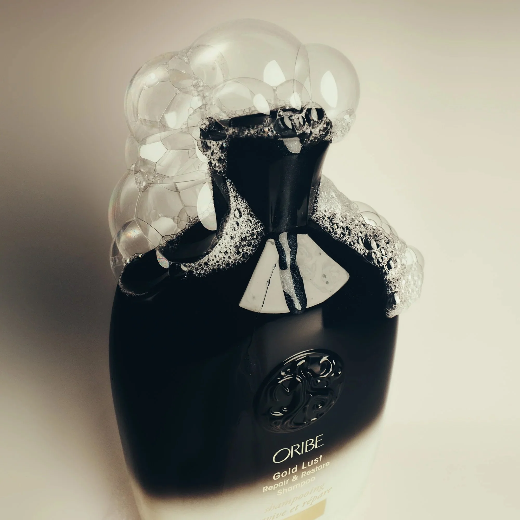 The Oribe Gold Lust line is everything your strands have been craving-repair, softness, shine, and that signature glossy finish. 🖤