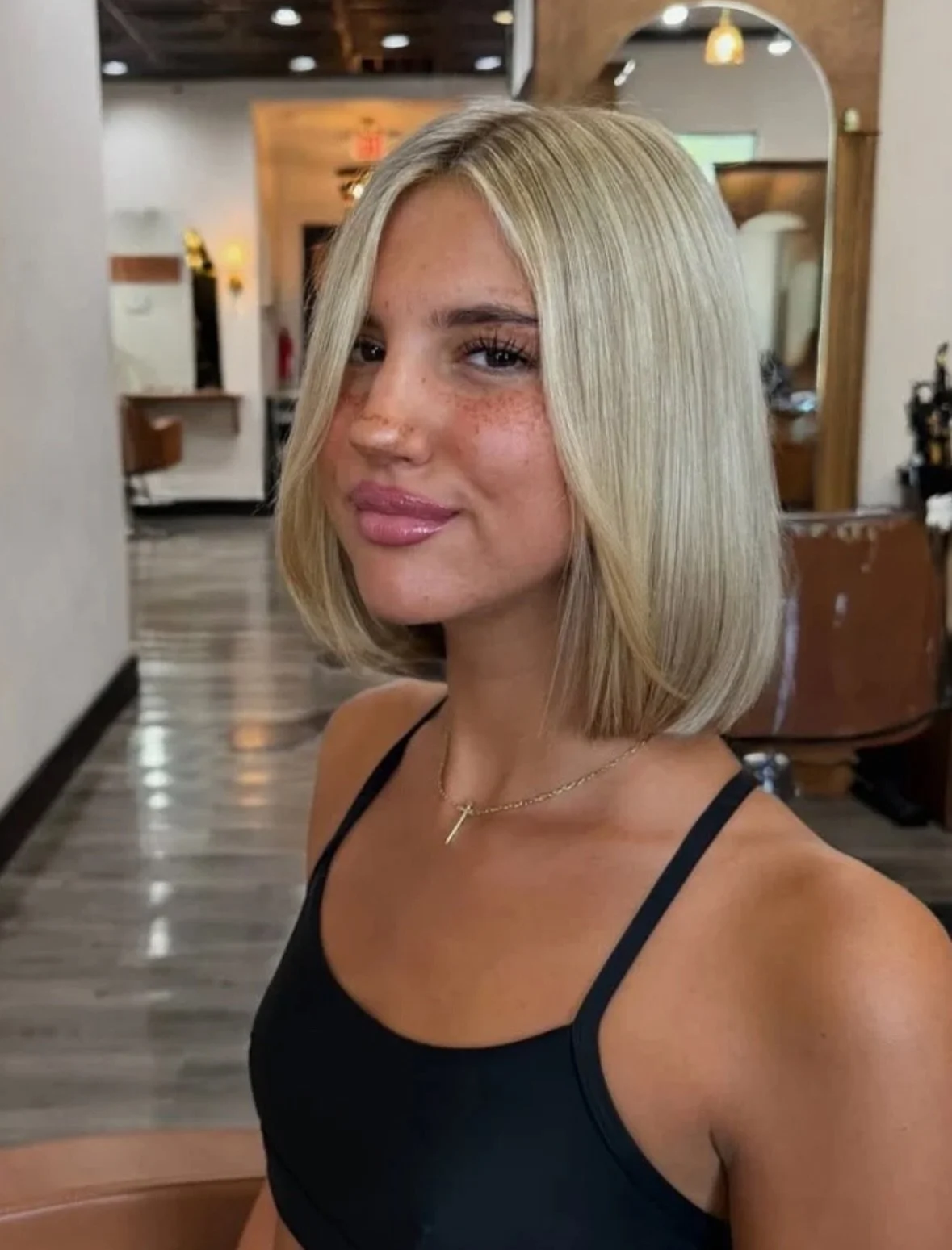 The la blonde ⭐️
+ blonding session
+ blunt bob cut
Artist: @tearsforshears
