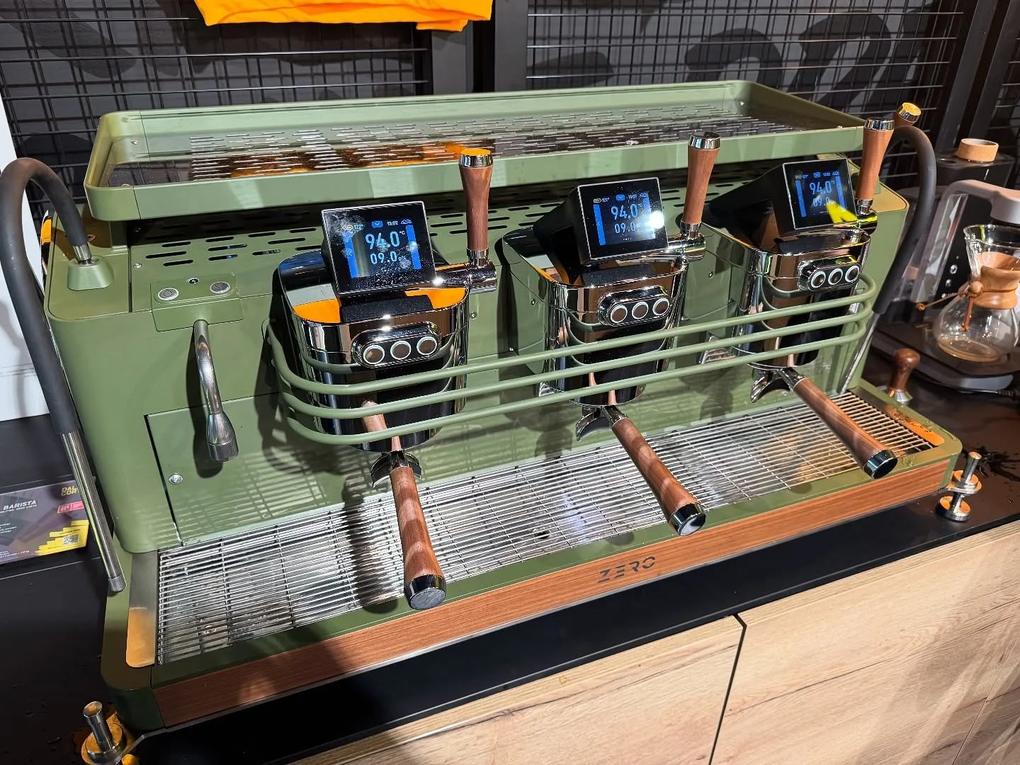 Had a Great Time looking at Everything @dallacorte.uk has to offer with the Master of Ceremonies @marzia_viotti. Some incredible machines for every level of Coffee shop and Coffee fanatic!

#Coffee #OldFriends #CoffeeMachine #CoffeeTime #CatchingUp #