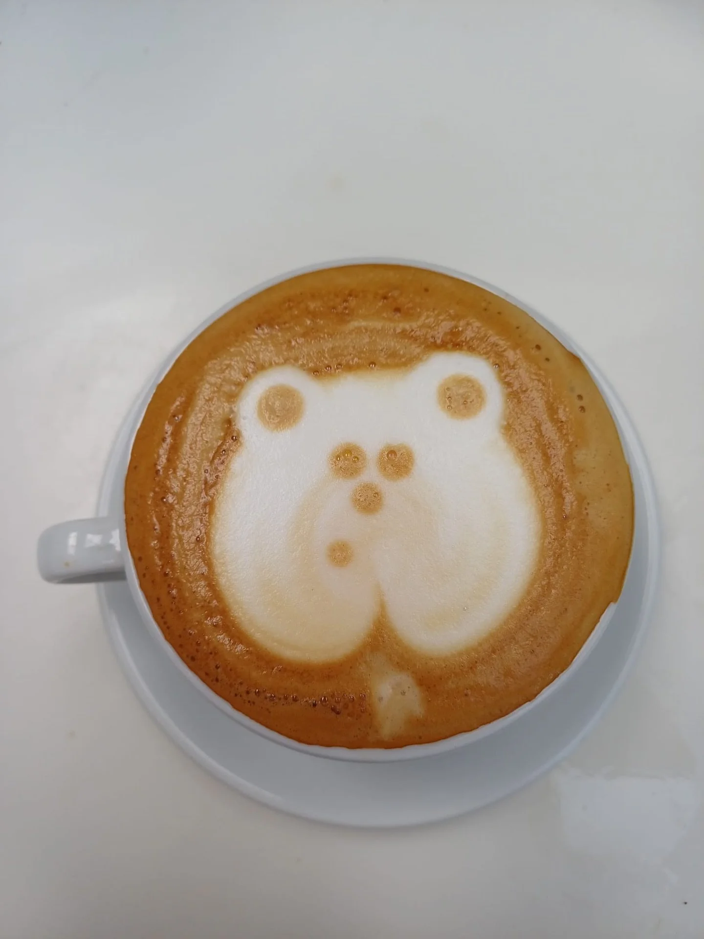✨ The Bear Cappuccino 🐻☕️
Who says you can&rsquo;t bring caf&eacute; vibes home? Whether it&rsquo;s latte art like this or your morning brew before work, a good coffee moment makes all the difference. ❤️

Pop by The Kauffie Company for some inspirat