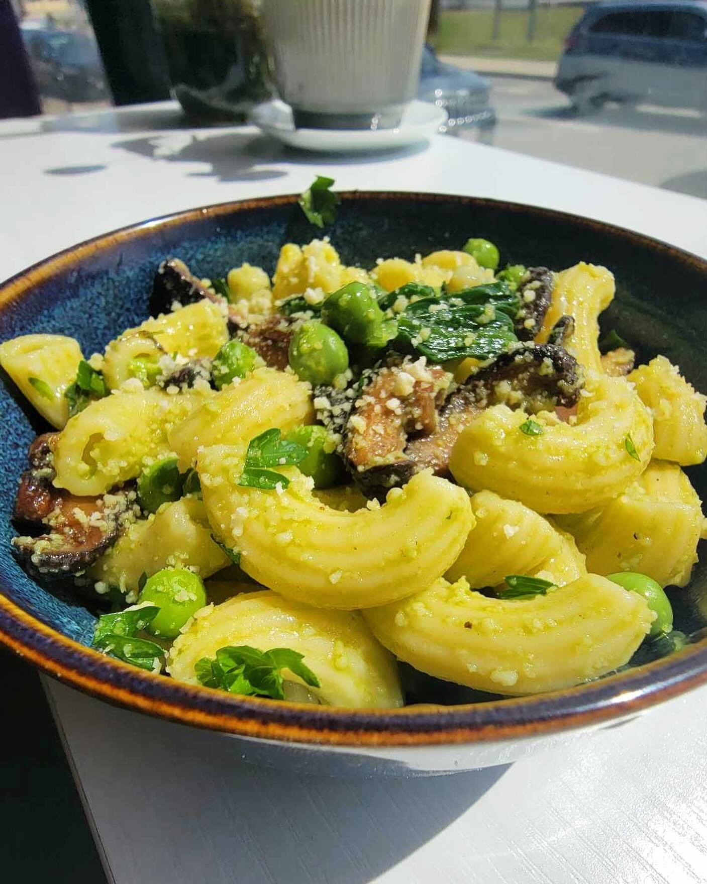 Spring Pasta Salad with saut&eacute;ed ramps, onions tossed in ramp oil + topped with parmesan 😍. Available in the grab n go case for your convenience. 

#brcapecod #vegan #plantbased #ramps #pastasalad #hyannis #mainstreet