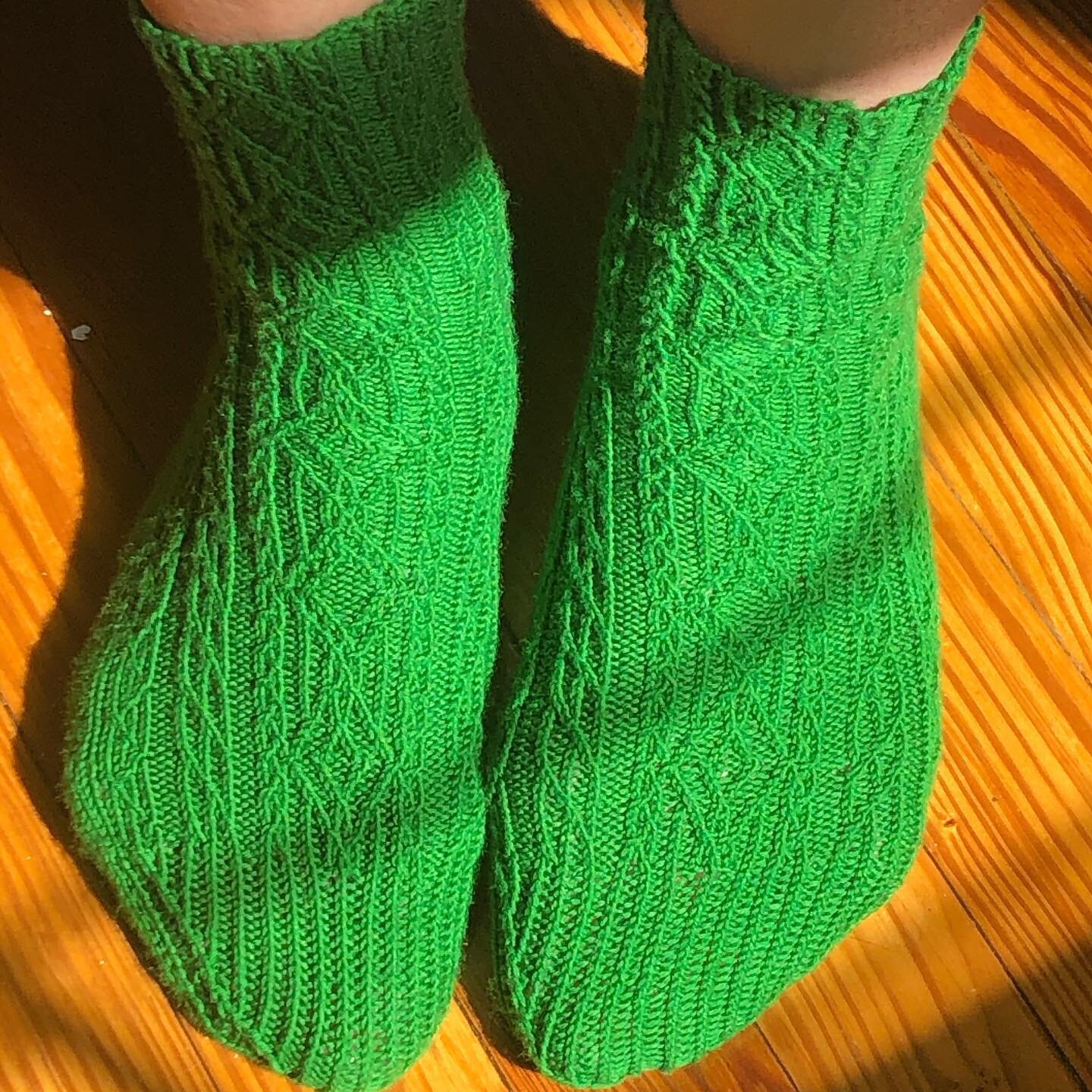 Finally finished Die Fledermaus socks with @rohrspatzundwollmeise Grunt so Gr&uuml;n. Wollmeise has the BEST stitch definition and with this pattern every other stitch is ktbl so I needed a great yarn! Come winter these will be one of my favorite pai