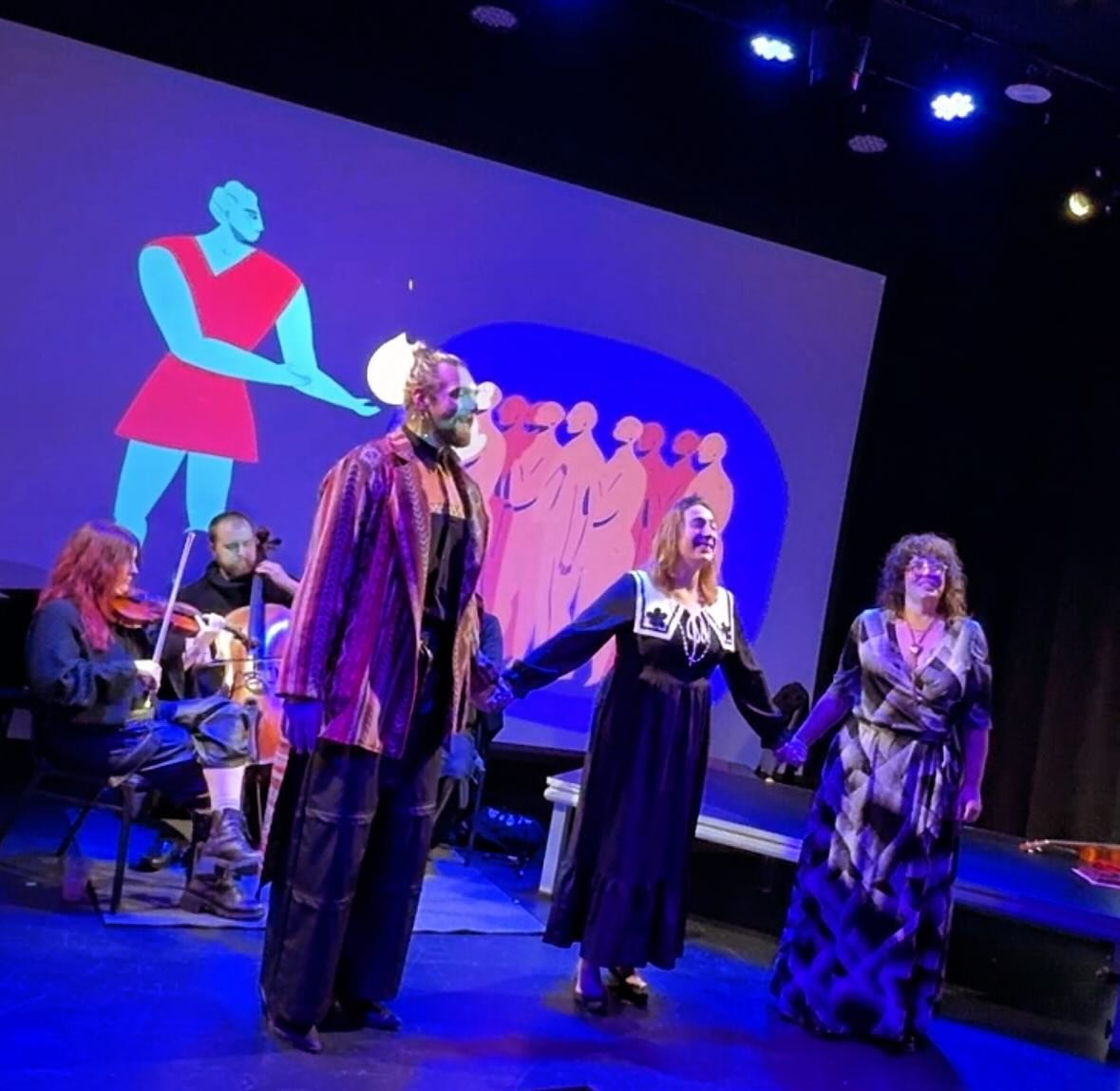 Magic happens! Thank you to everyone that witnessed Queer&rsquo;ecital: Reclaim the Ritual 🍊
Thank you @anthimemillermusic @breaderthanyours @violingal96 for playing with us and thank you to my sneaky little witches @myfavmerkin and @collective_quee