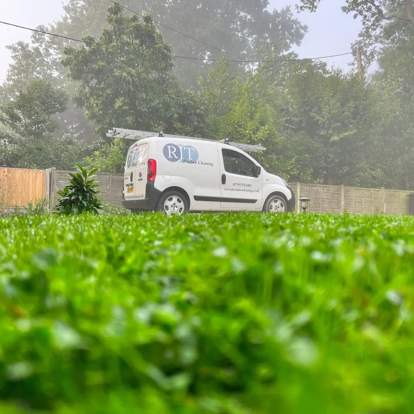 RJT micro machine 🚙

#rjtwindowcleaning #windowcleaning #exteriorcleaning #perspective #mistymorning #northkent

📷 : @cabe_rjt @cabesandy