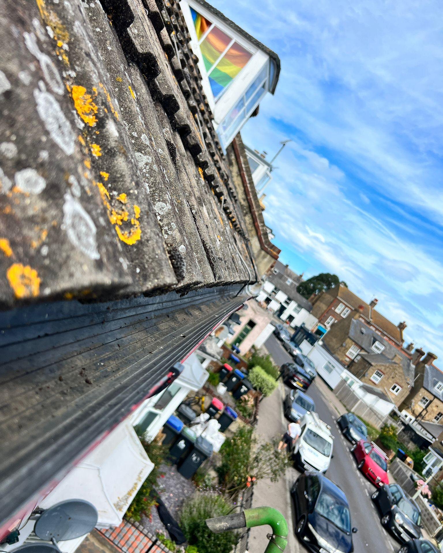 Gorgeous skies and clean gutters in Herne Bay. 

(Oh, and can you spot the Gutter Vac nozzle?! 😁)

📸 credit: @cabe_rjt 

#rjtwindowcleaning #guttercleaning #gutterclean #gutterclearance #whitstable #hernebay #canterbury #boughtonunderblean #faversh