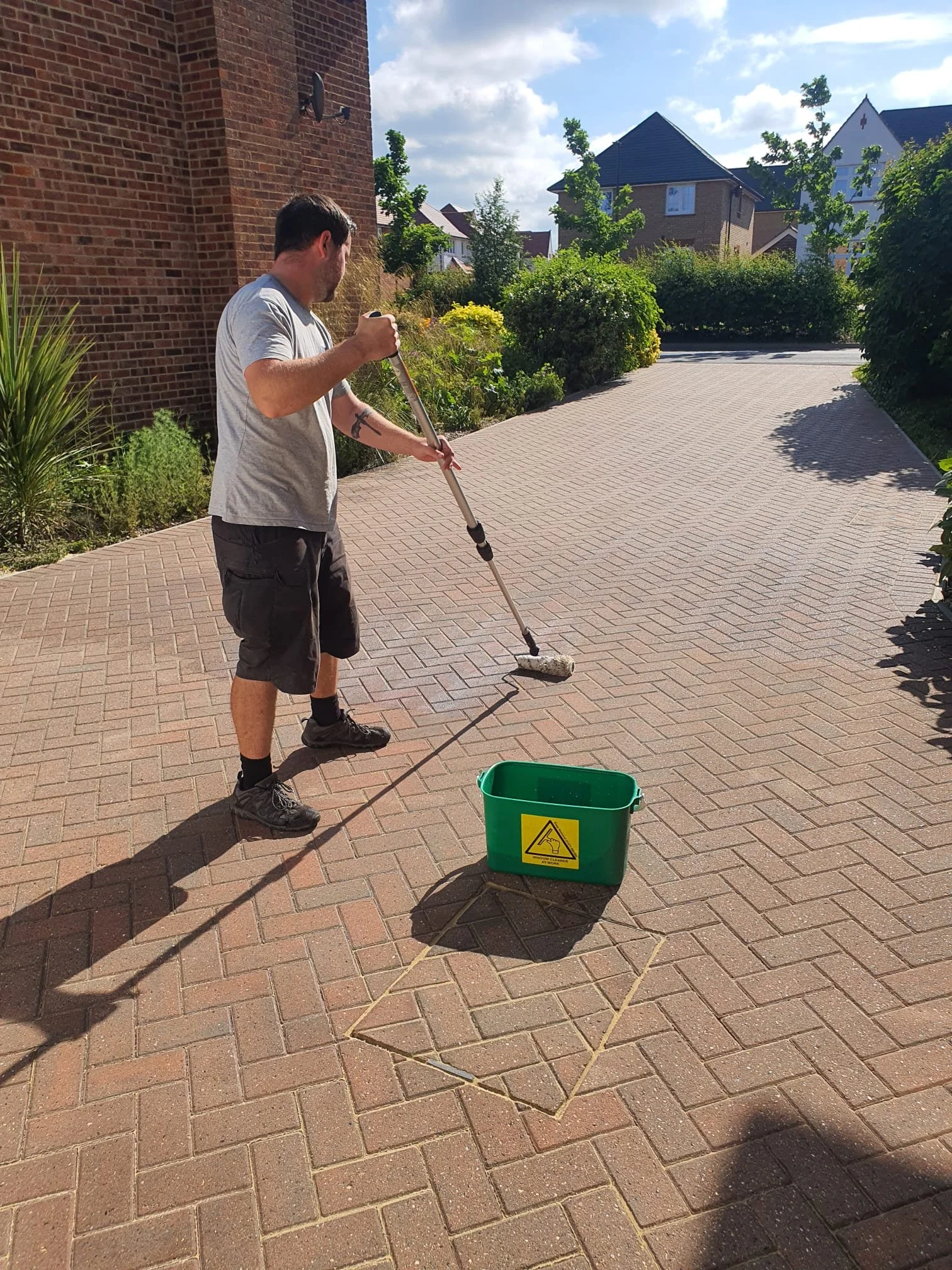 Applying a seal to block paving driveway
