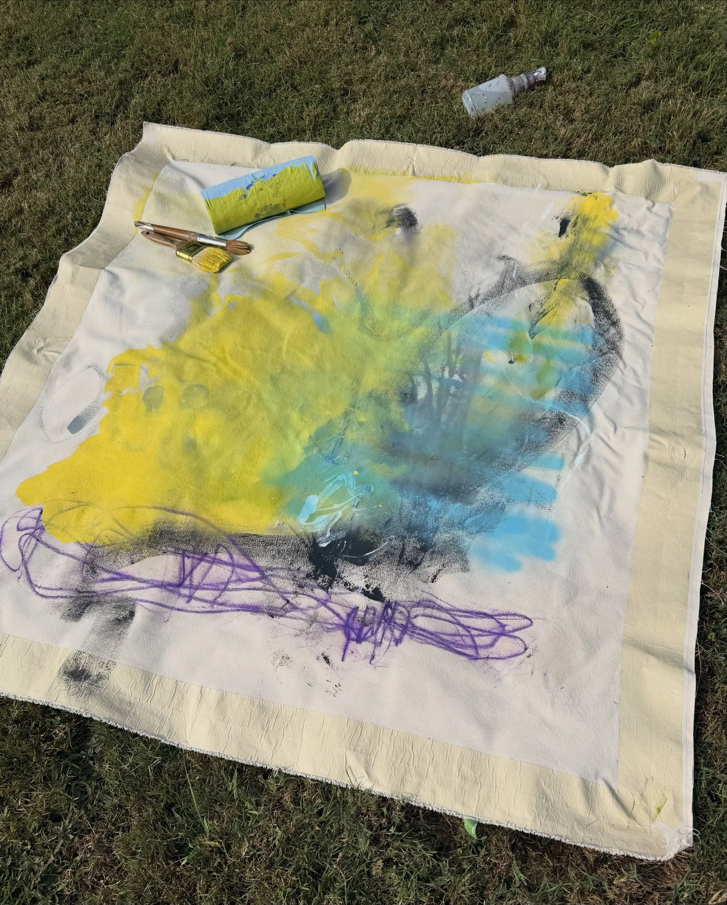 When it&rsquo;s a beautiful day filled with sunshine outside, how do YOU play? I bring a canvas outside, spray some sky blue lines and throw some yellow paint. 😊🌞

This is the large one I started the first day of the workshop and when I was  most u