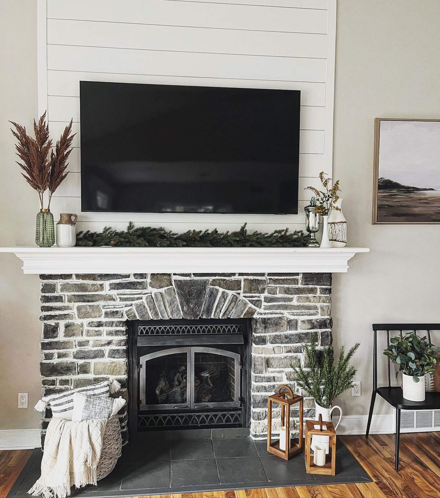 I love Christmas and all the decor but I&rsquo;m always glad when it&rsquo;s gone
.
.
.
.
#newyear 
#ourhome 
#blended 
#blendedfamily 
#blendedhome 
#blessed 
#homedecor 
#winterdecor 
#thishouse