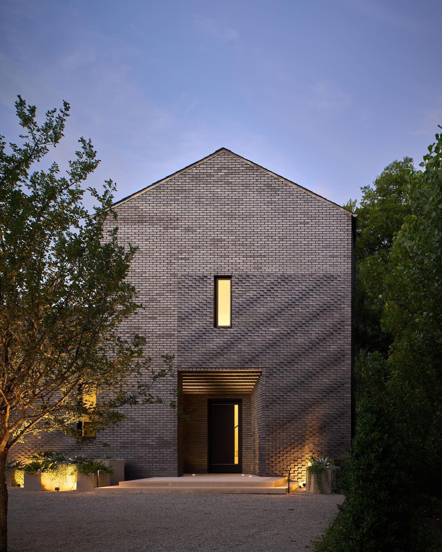 Robin Road house in Dallas⁠⁠
⁠⁠
Architecture by @ibanez_shaw⁠⁠
Landscape by @hockerdesign⁠⁠
Photography by @drorbaldingerphotographer⁠⁠
⁠⁠
#design #architecture #interiordesign #texas #fortworth #designlovers #architecturedesign #architectures #archi