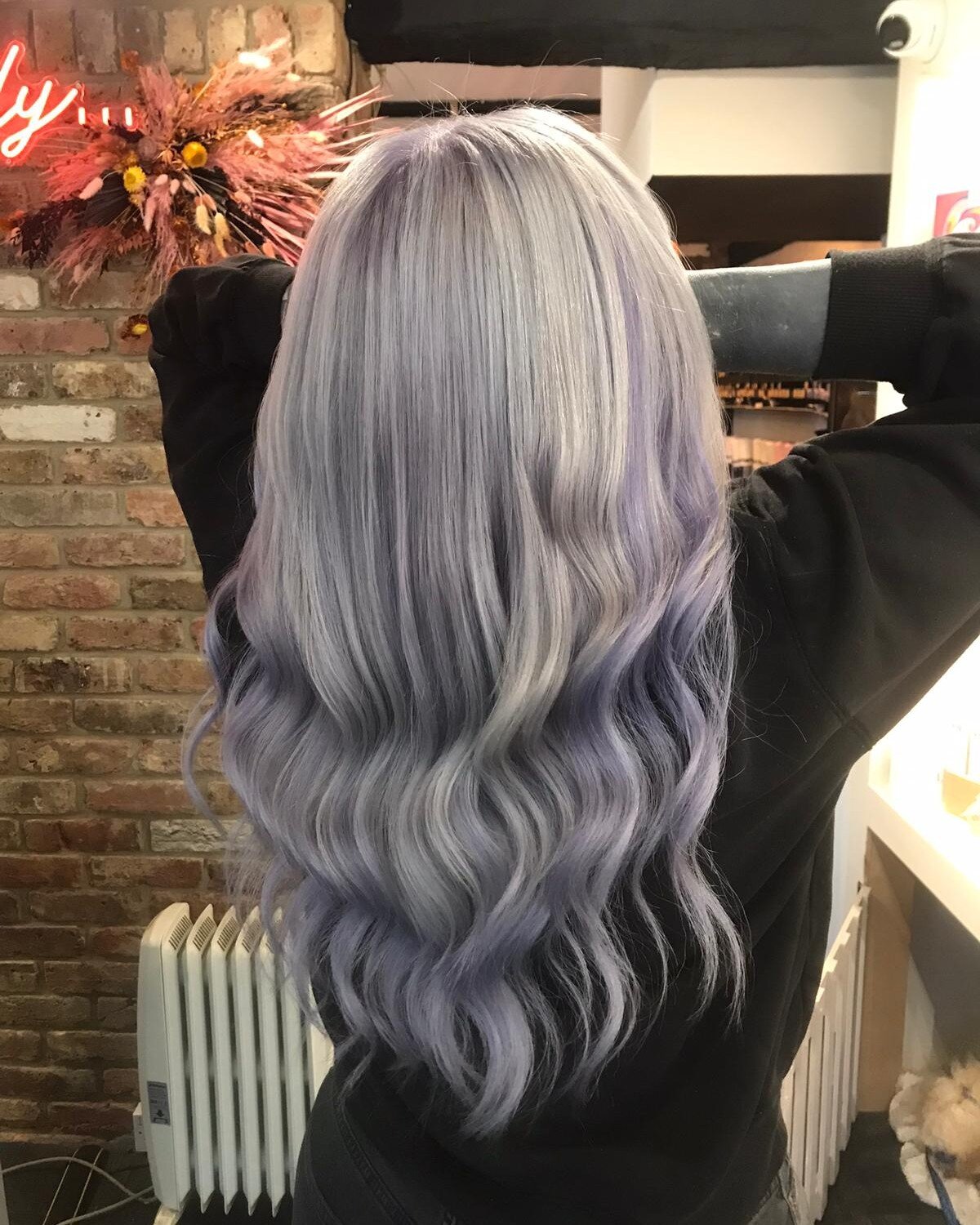 💜🦄👾🪻💟☂️😈

Checklist:
🟣 Scalp bleach with smokey silver and lilac toner
🟣 Full head sway tape extensions
🟣 Cut and waved

✅ DONE ✅ FINISHED ✅ SLAYED

📸 @esmehouslop 

.
.
.

#purplehair #wavyhair #longhair #hairinspo #hairideas #worthing #we