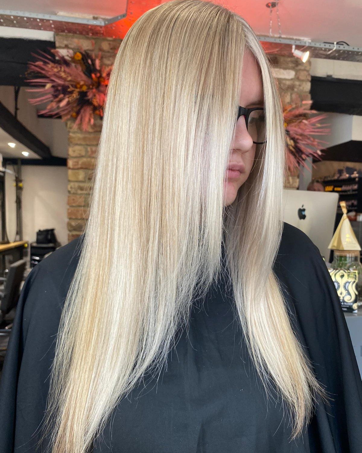 ...Back with a bang! 💥💛

👉 Full head highlights, toner and style by the amazing @hairbymadisonmear_ 

📞 01903 205721
📍High St, Worthing

.
.
.

#worthing #westsussex #sussex #hair #hairdresser #hairstyle #blondehair #longhair #hairinspo #hairtra