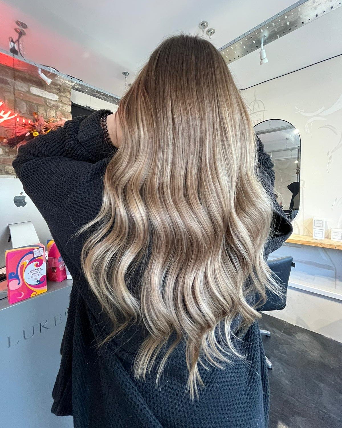 Balyage babe by @hairbymadisonmear_ ✨

Full head balayage, all over gloss, cut and style using @wella 💇&zwj;♀️

.
.
.

#worthing #westsussex #sussex #hair #hairdresser #hairstyle #blondehair #wavyhair #hairinspo #hairtransformation #hairgoals #wella