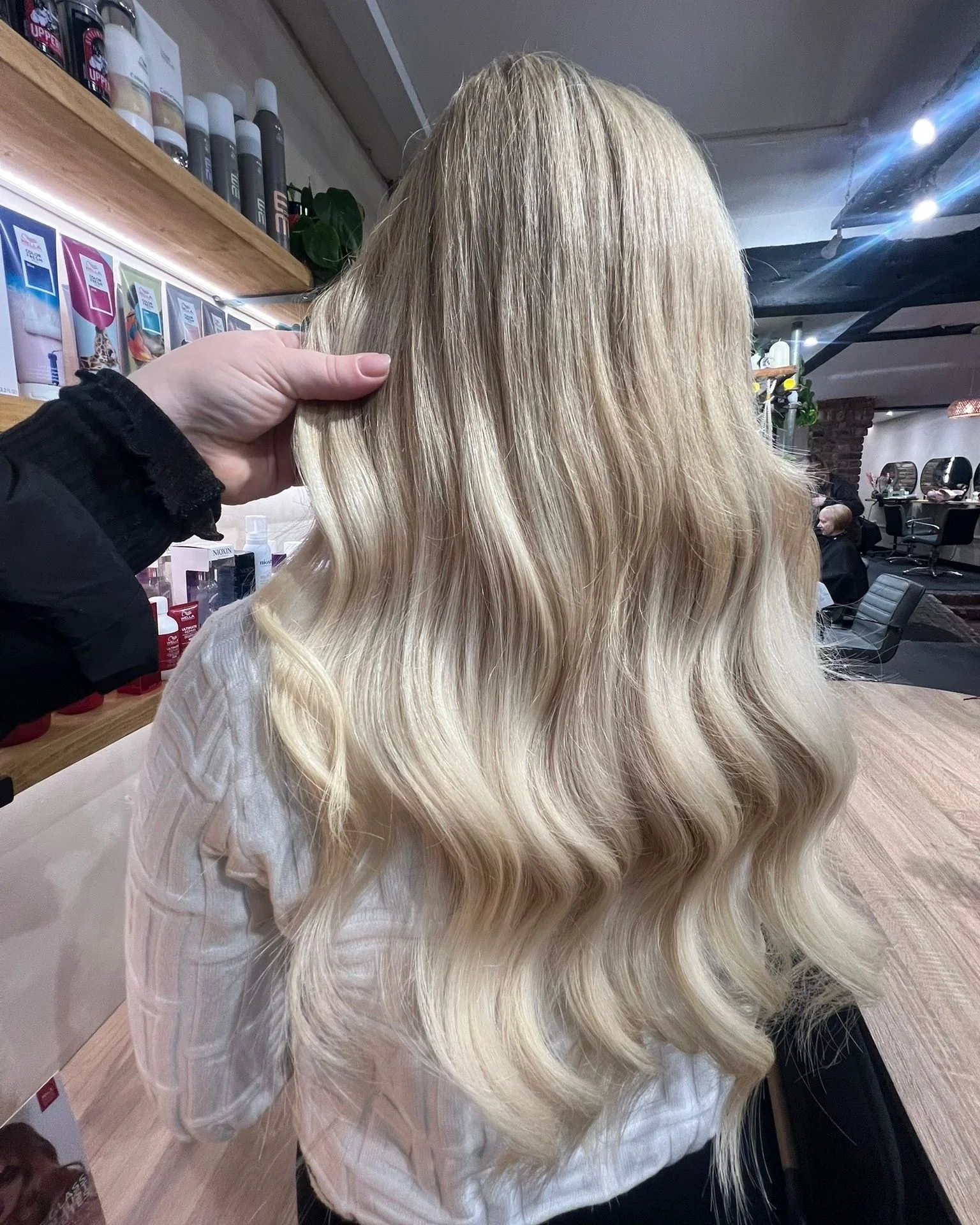 Refreshed hair, refreshed energy 💛💅

✨ @wella full head highlights + toner
✨ @swayhairextensions weave + tape refit
✨ @sebastianpro_official for styling

📸 by @hairbyleahoxo 

BOOK NOW:
📞 01903 205721
📍High St, Worthing

.
.
.

#wella #wellahair