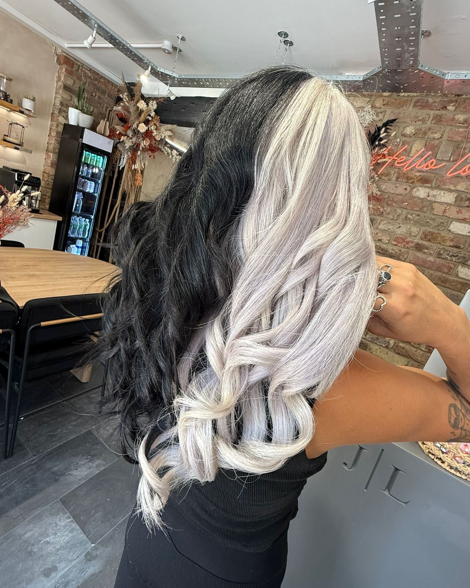 Split-tone magic 🖤⚡️🤍

Half black, half white and a full statement 💪 using @wellahairuki colour, toned with Shinefinity and finished with a full head weave and nanos for extra length and volume. Styled to perfection with our faves at @sebastianpro