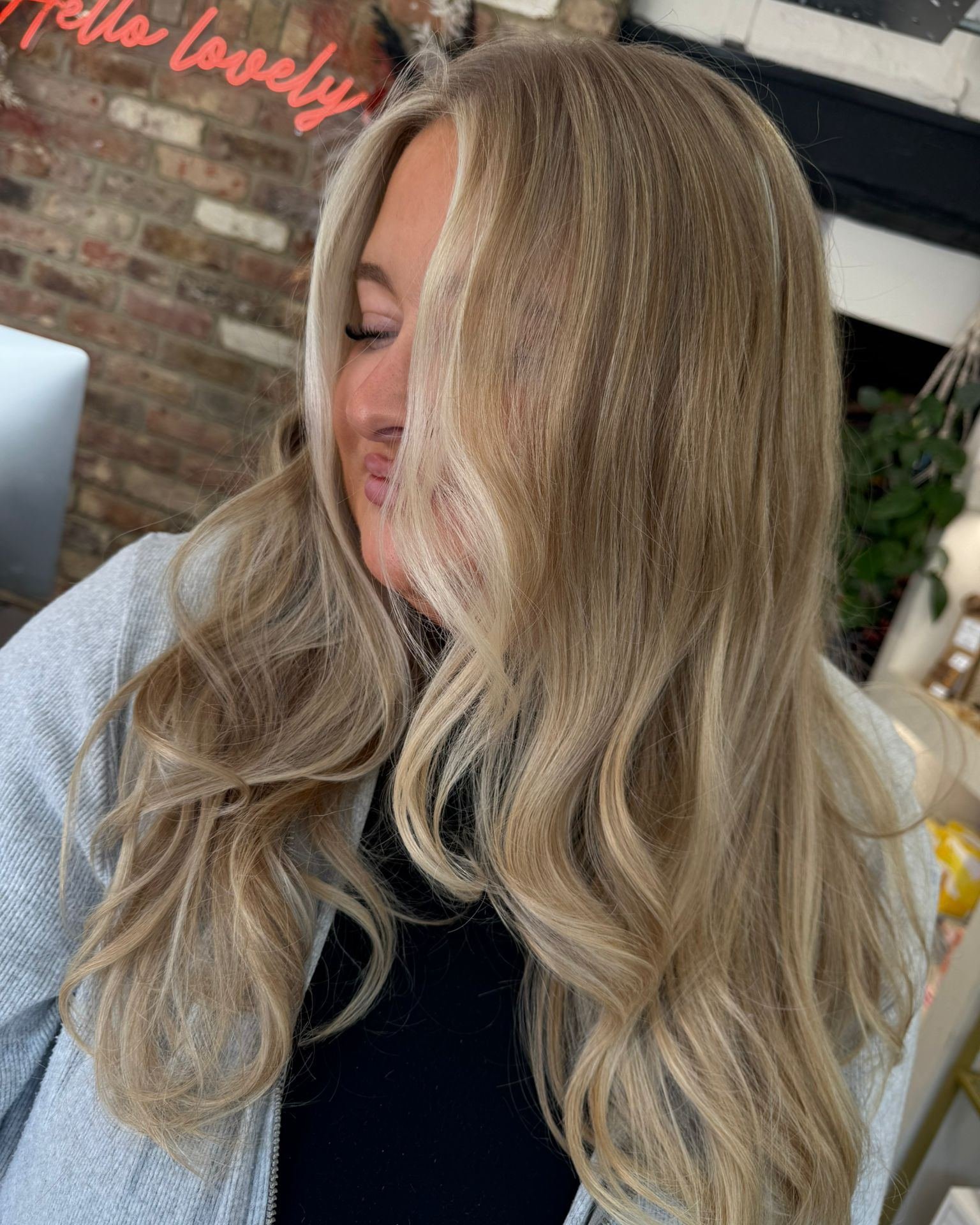 Soft brightness with a seamless blend 🤩✨

A face-framing money piece and foilyage created using @wellahair Blondor, glossed with Shinefinity and finished with our faves @sebastianpro_official 👏

By @hairbyleahoxo 🤍

.
.
.

#wella #wellaprofessiona