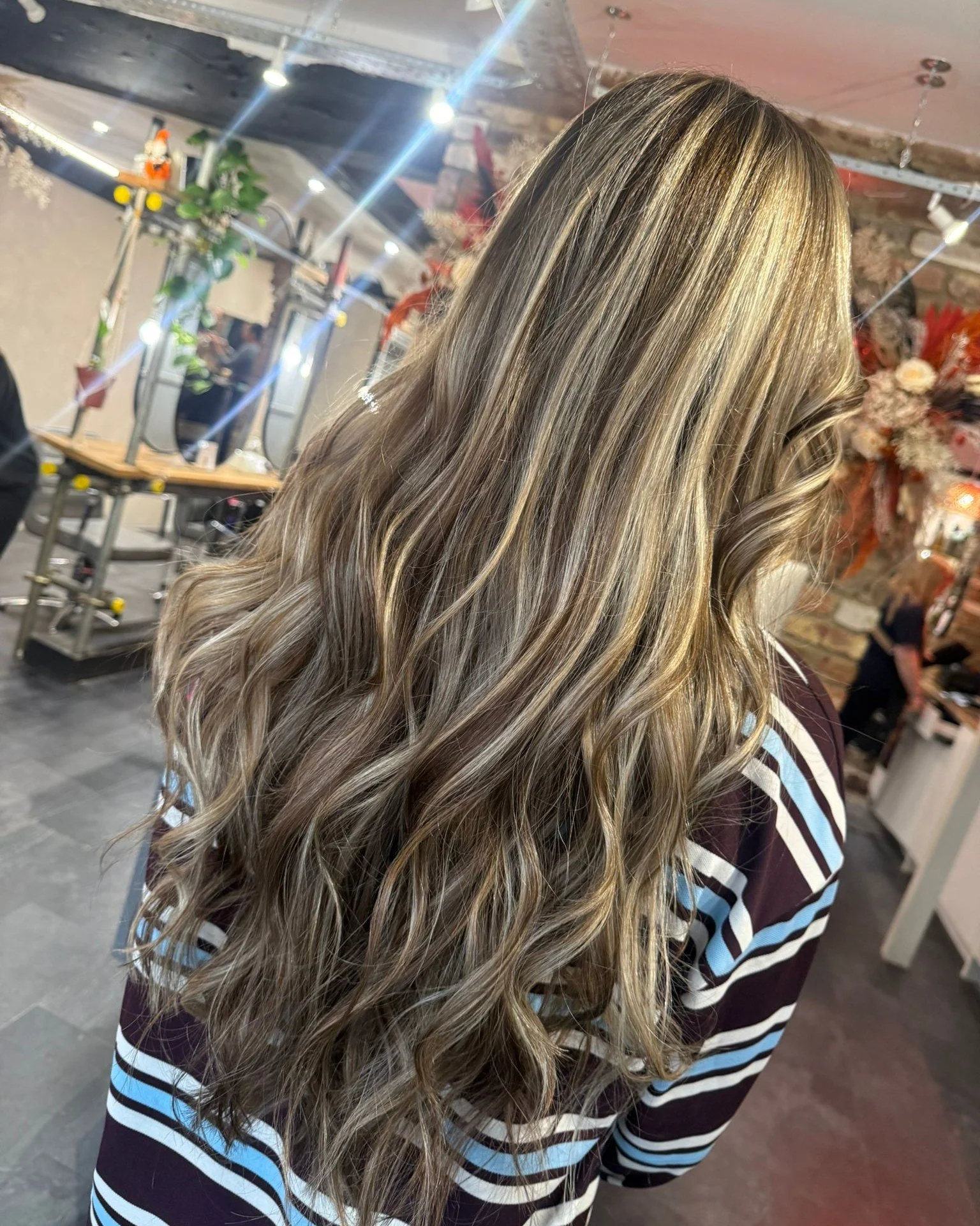 Light to dark for winter ✨❄️

Leah added depth and dimension with @wellaprofessionalsuki then finished with a cut and style using @sebastianpro_official for that soft, glossy finish ✨

📸 by @hairbyleahoxo 

.
.
.

#wella #wellaprofessional #wellacol